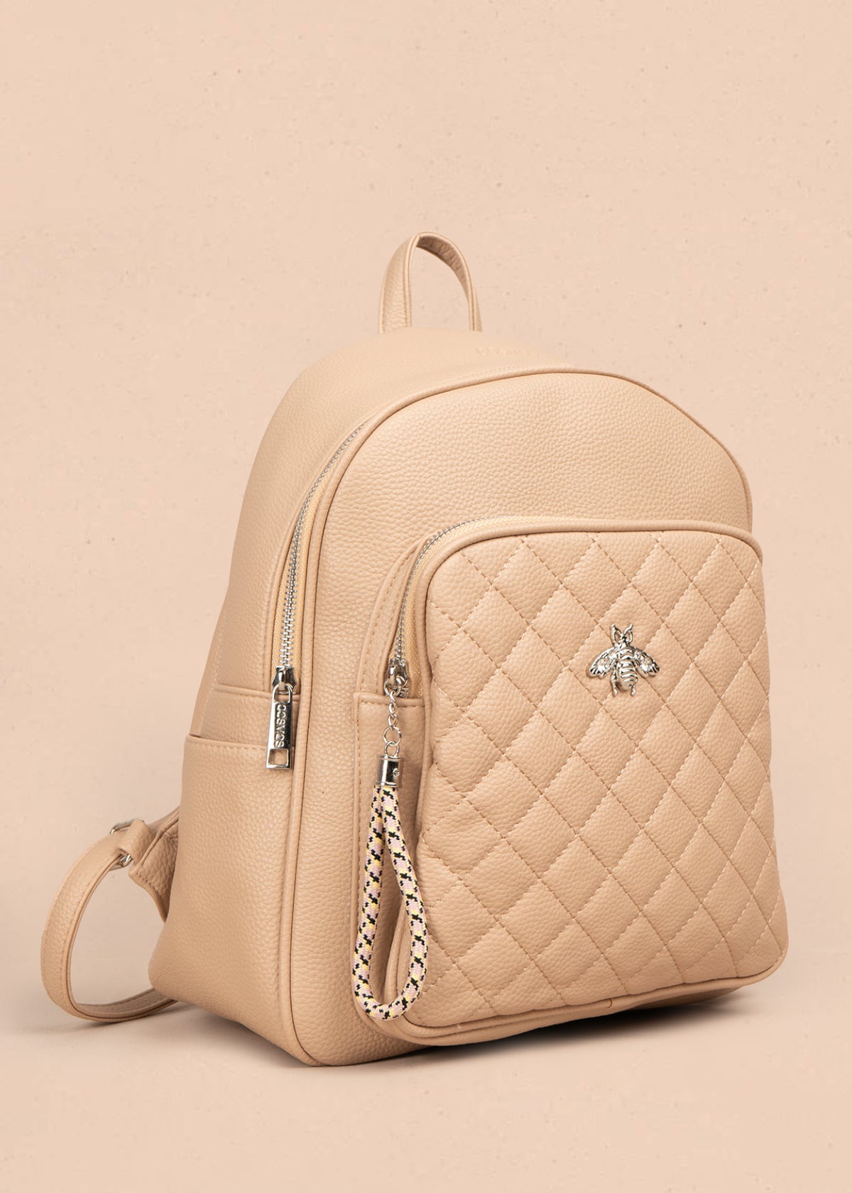 Morral color avellana con bolsillo frontal acolchado y aplique de abeja 106978
