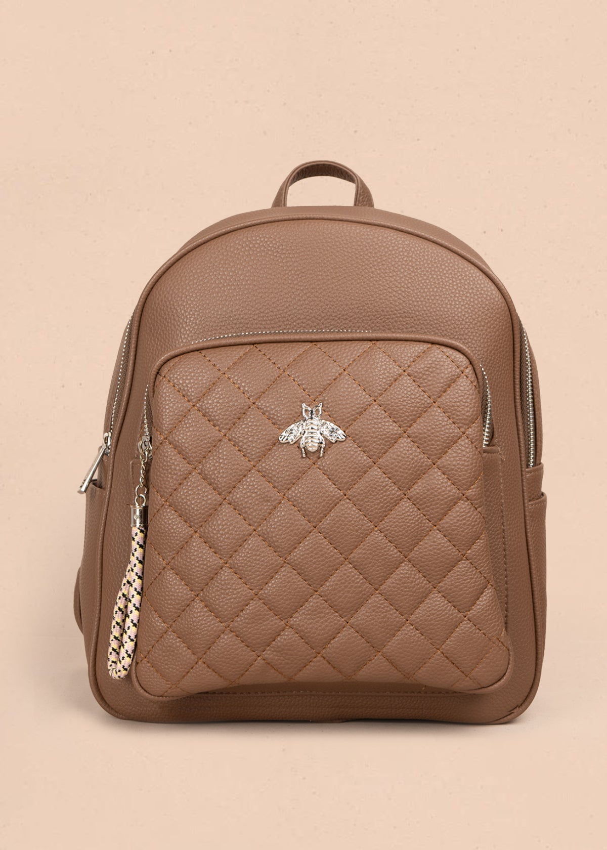 Morral color marrón con bolsillo frontal acolchado y aplique de abeja 106978