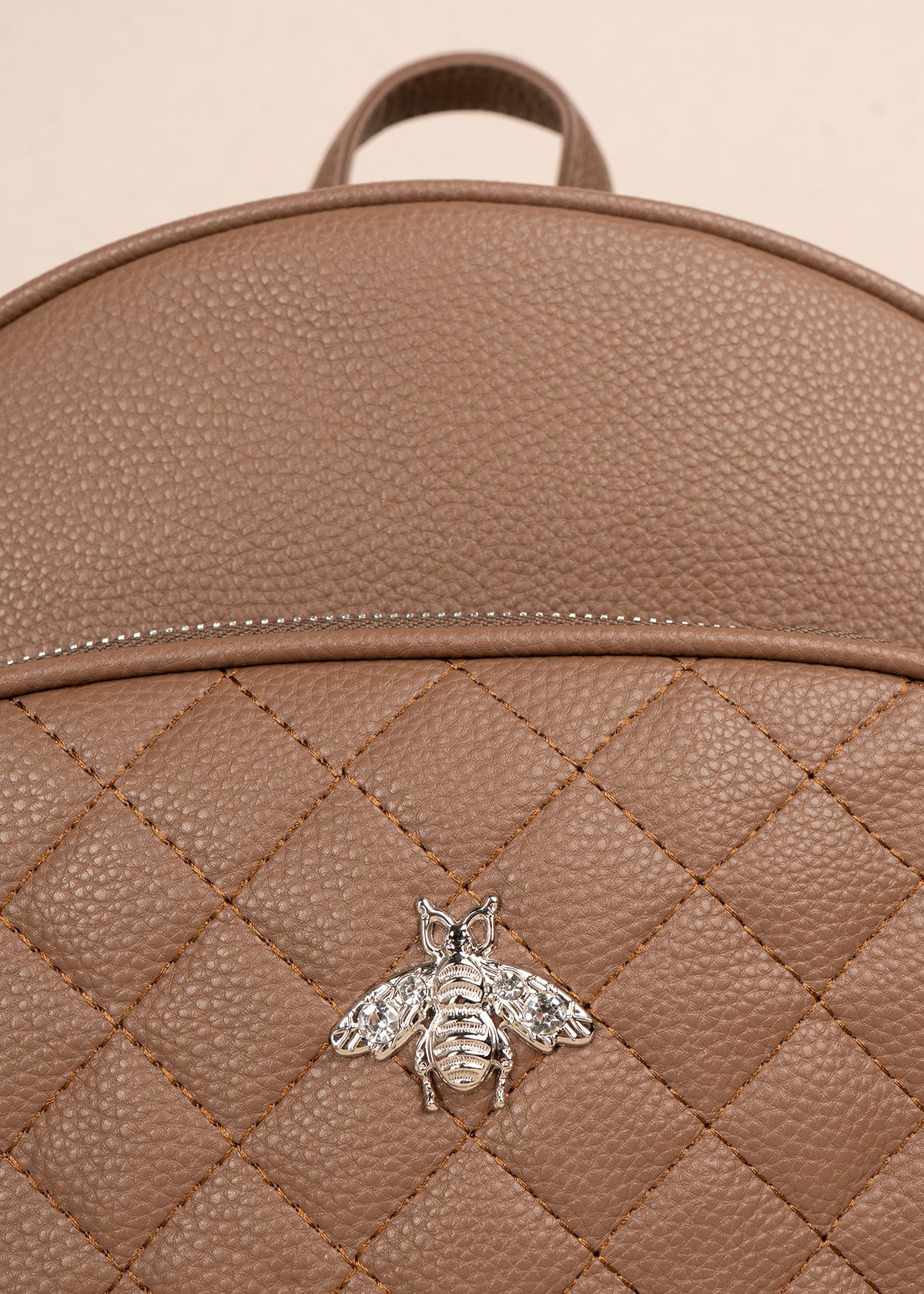 Morral color marrón con bolsillo frontal acolchado y aplique de abeja 106978