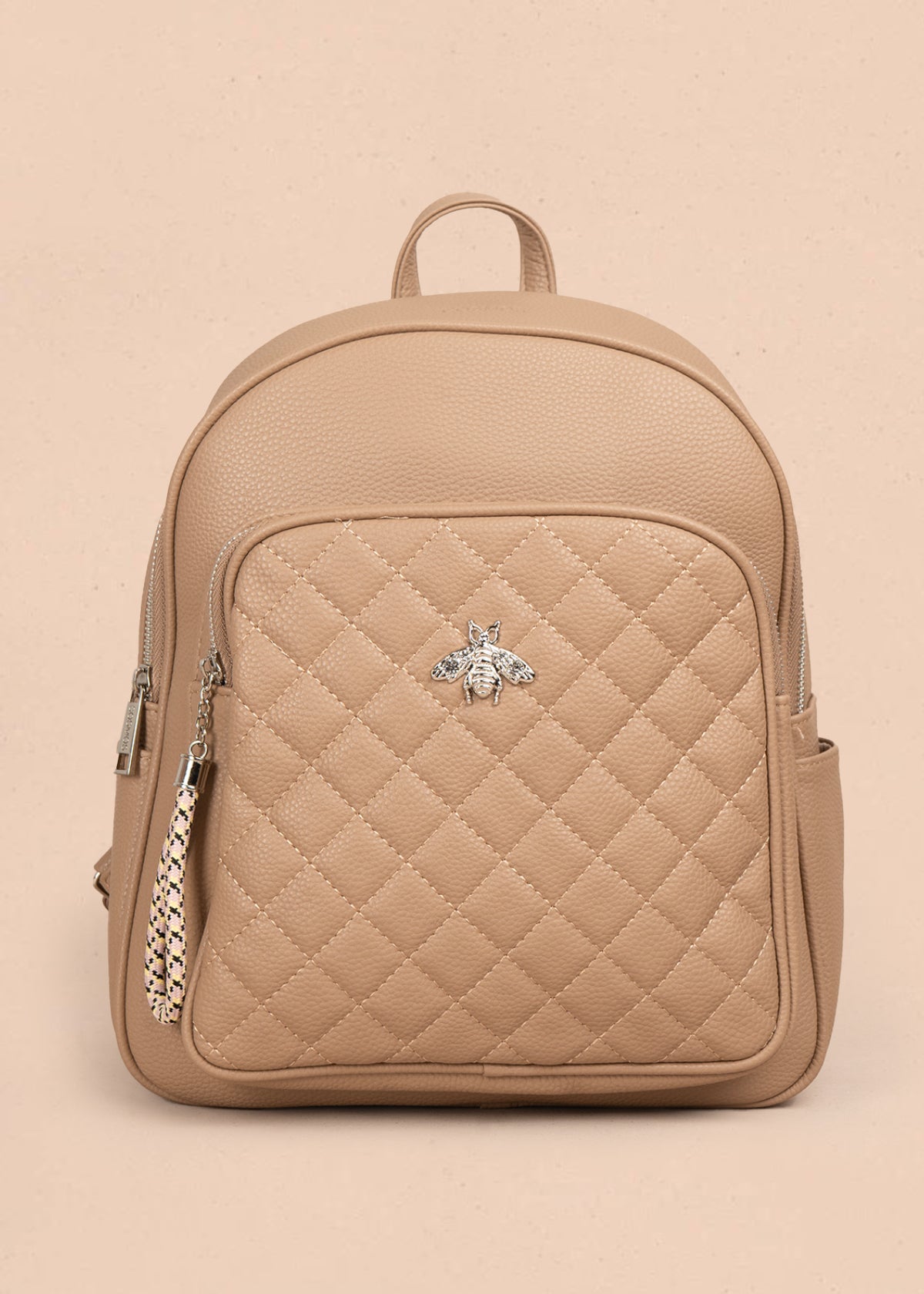 Morral color moca con bolsillo frontal acolchado y aplique de abeja 106978