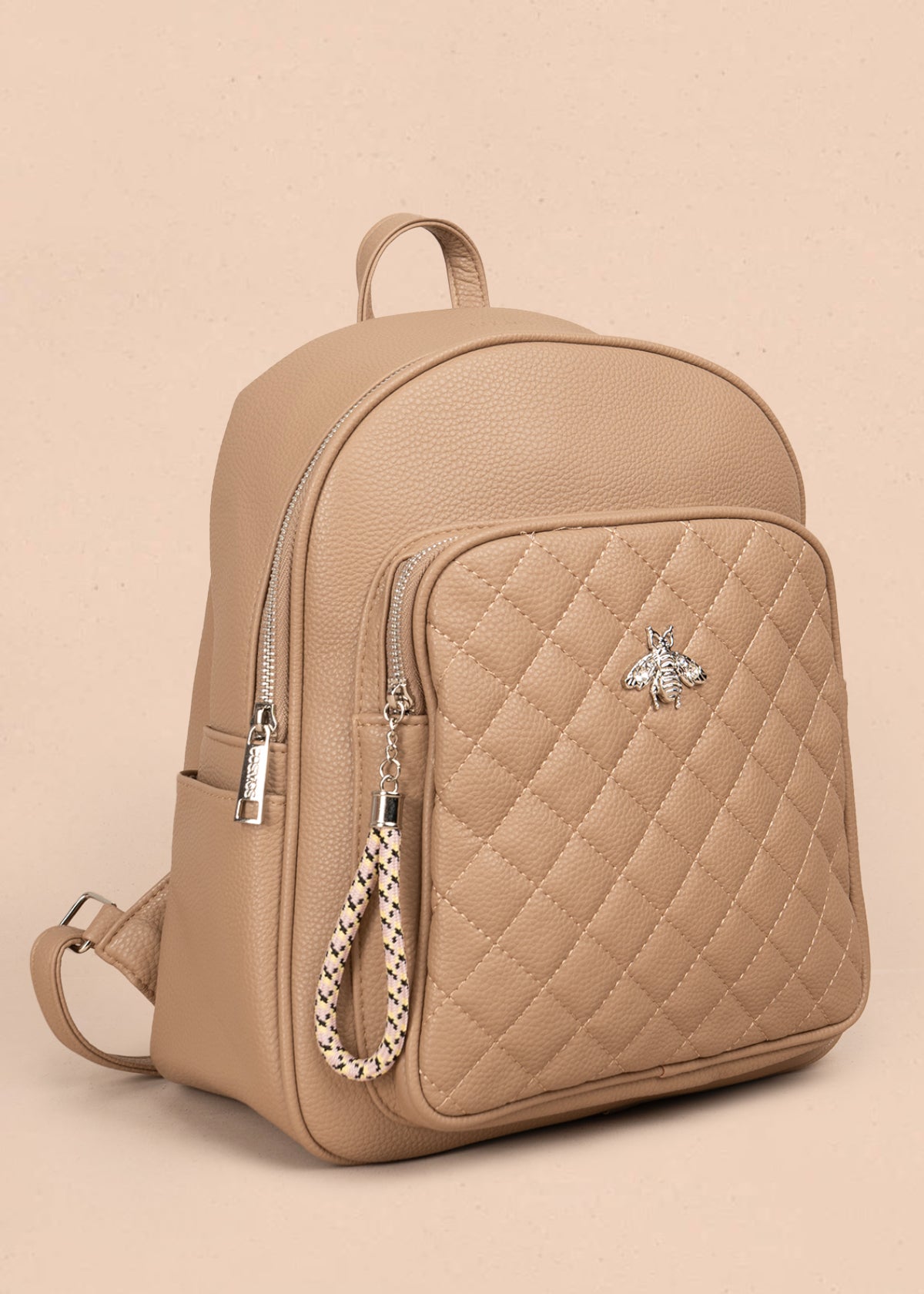 Morral color moca con bolsillo frontal acolchado y aplique de abeja 106978