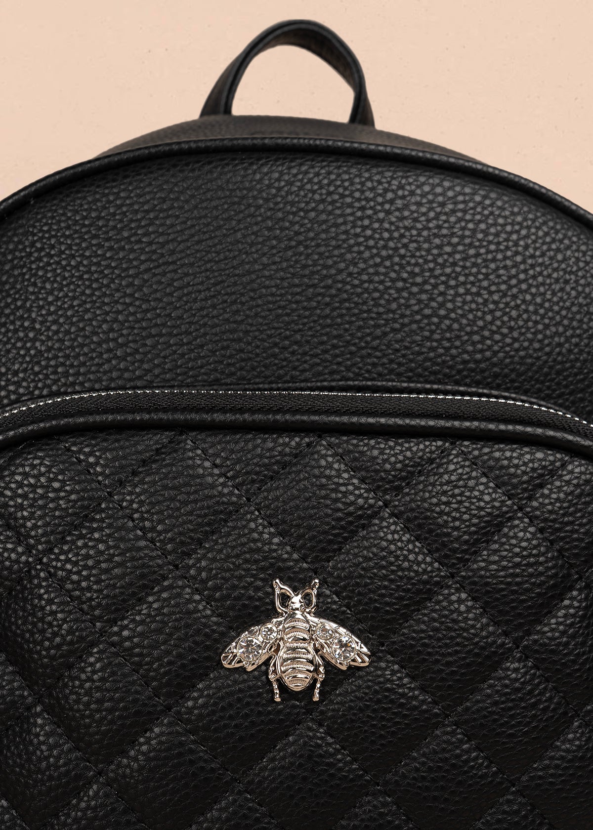 Morral color negro con bolsillo frontal acolchado y aplique de abeja 106978