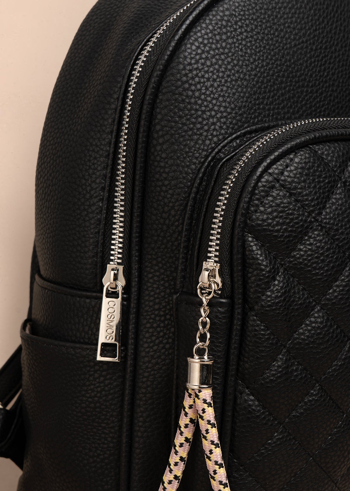 Morral color negro con bolsillo frontal acolchado y aplique de abeja 106978