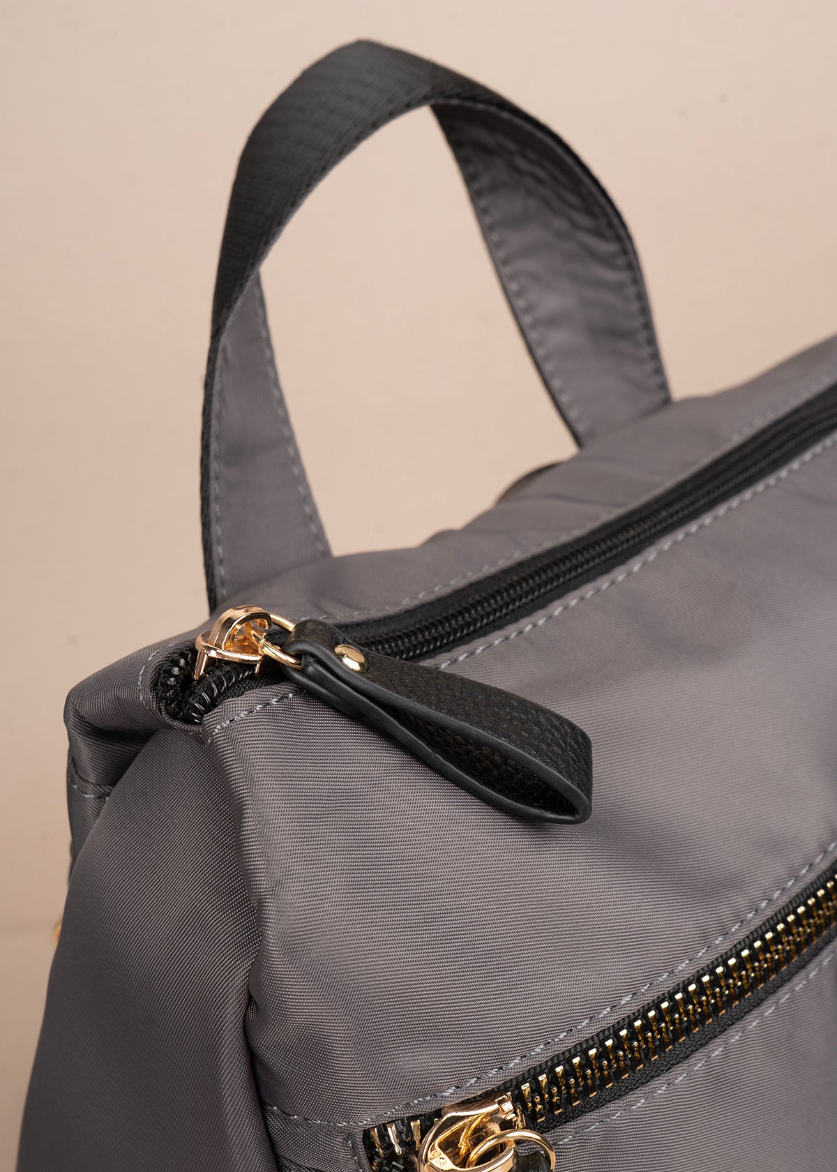 Morral color gris con doble bolsillo frontal 106979