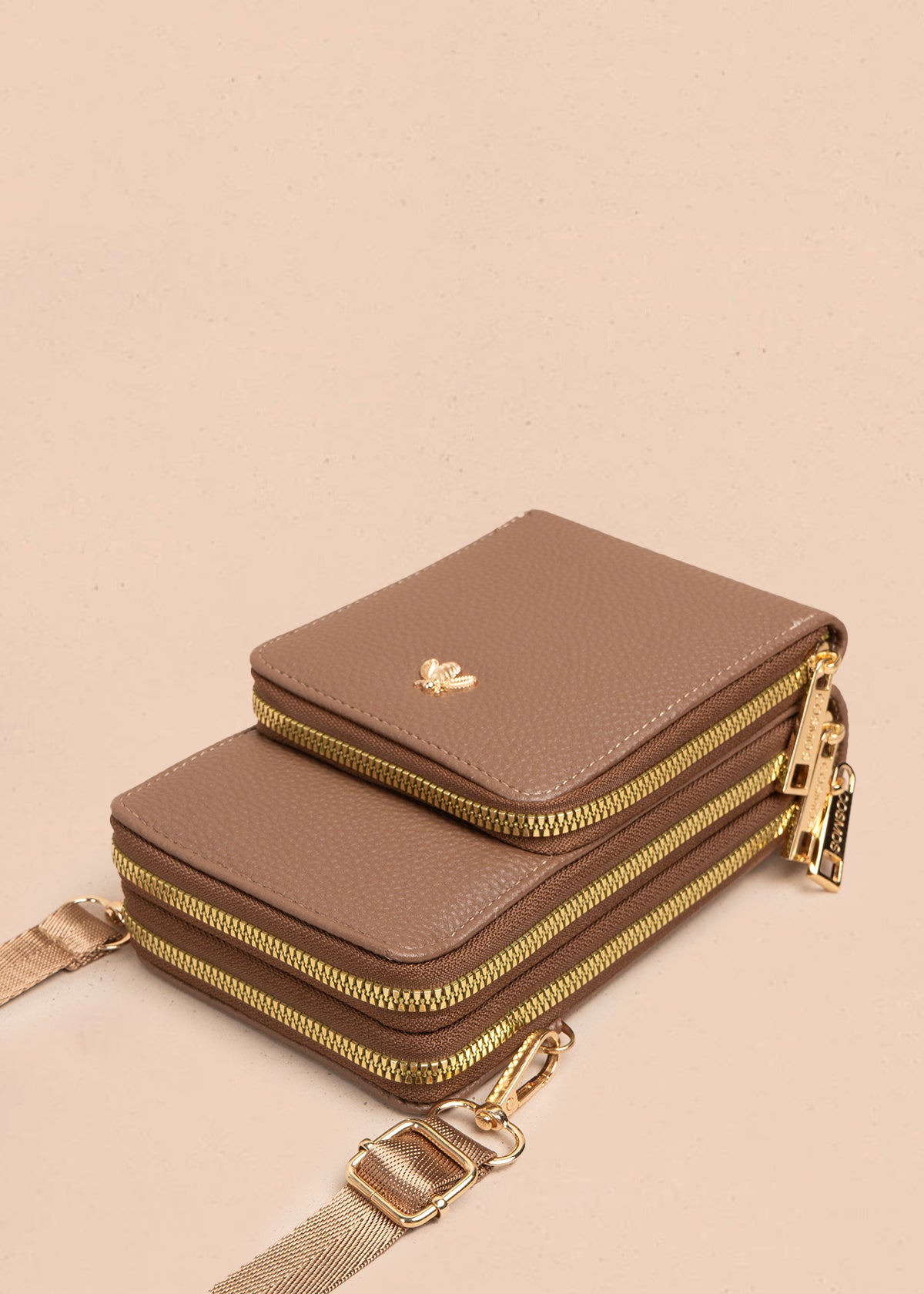 Porta celular color chocolate con diseño de abeja en relieve 106980