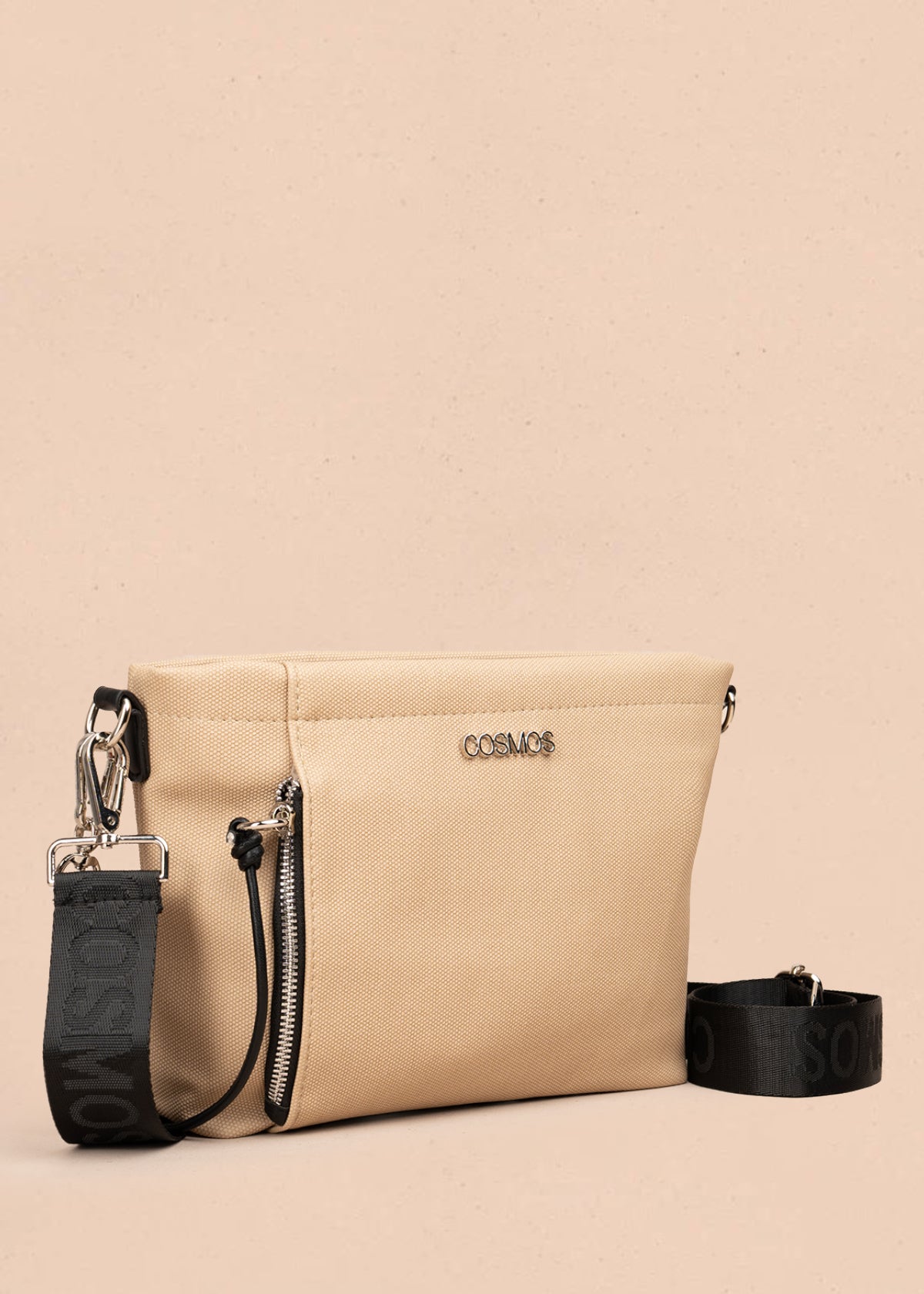 Bolso manos libres color beige con asa negra y bolsillo frontal 106982