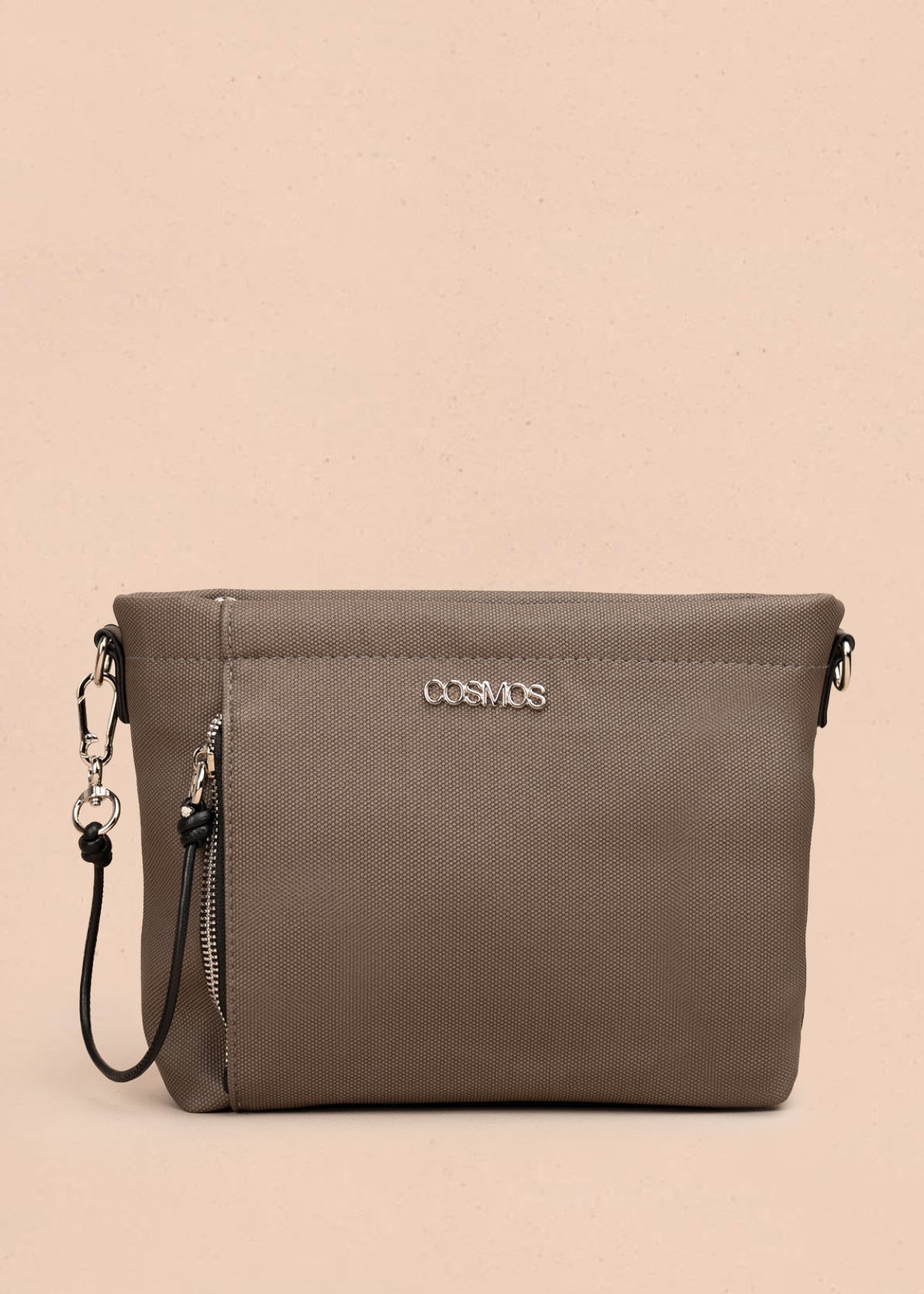 Bolso manos libres color café con asa negra y bolsillo frontal 106982
