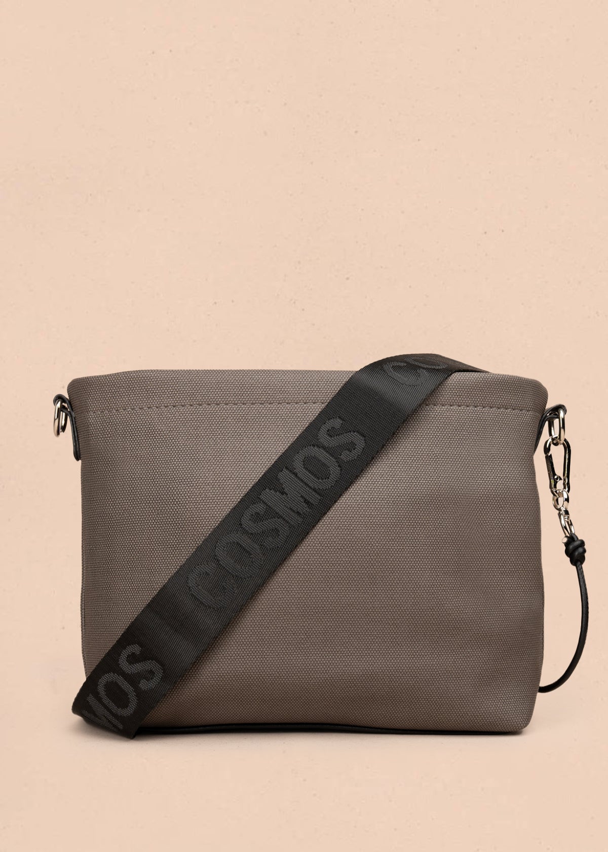 Bolso manos libres color gris con asa negra y bolsillo frontal 106982