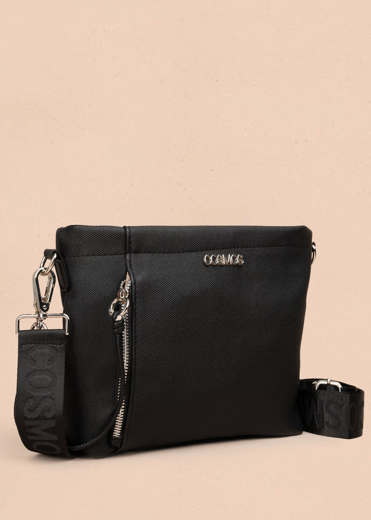 Bolso manos libres color negro con asa negra y bolsillo frontal 106982