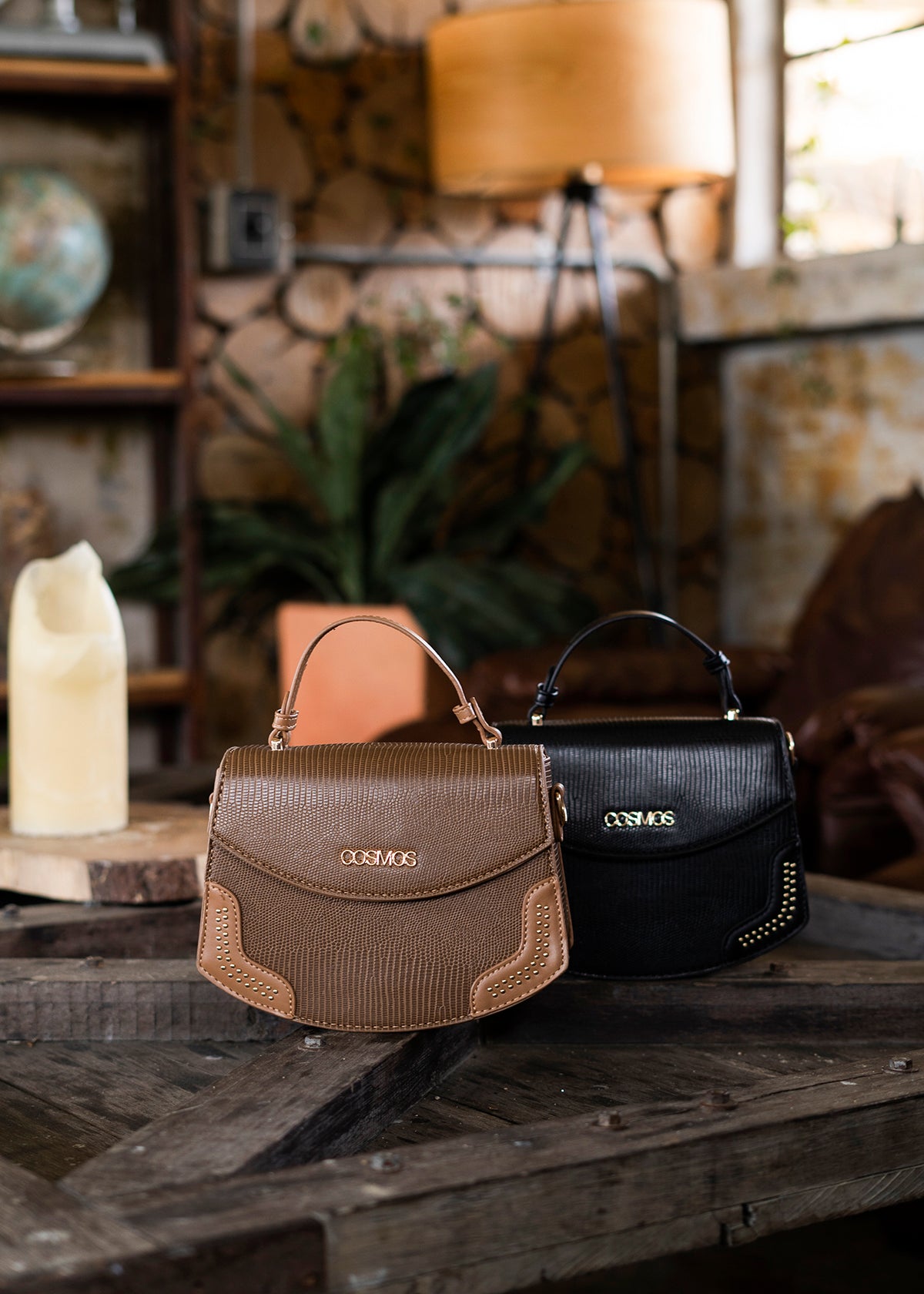 Bolso manos libres color café con textura croco y detalles dorados 106983
