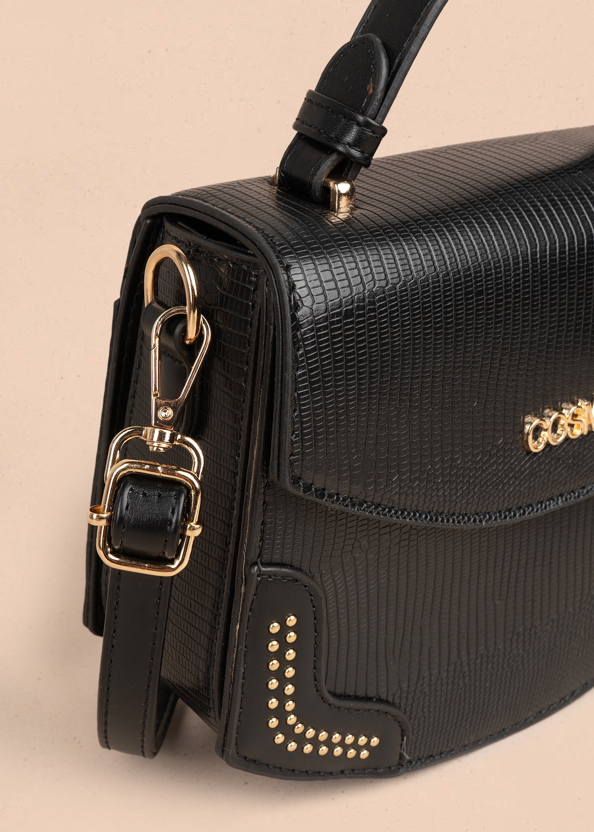 Bolso manos libres color negro con textura croco y detalles dorados 106983