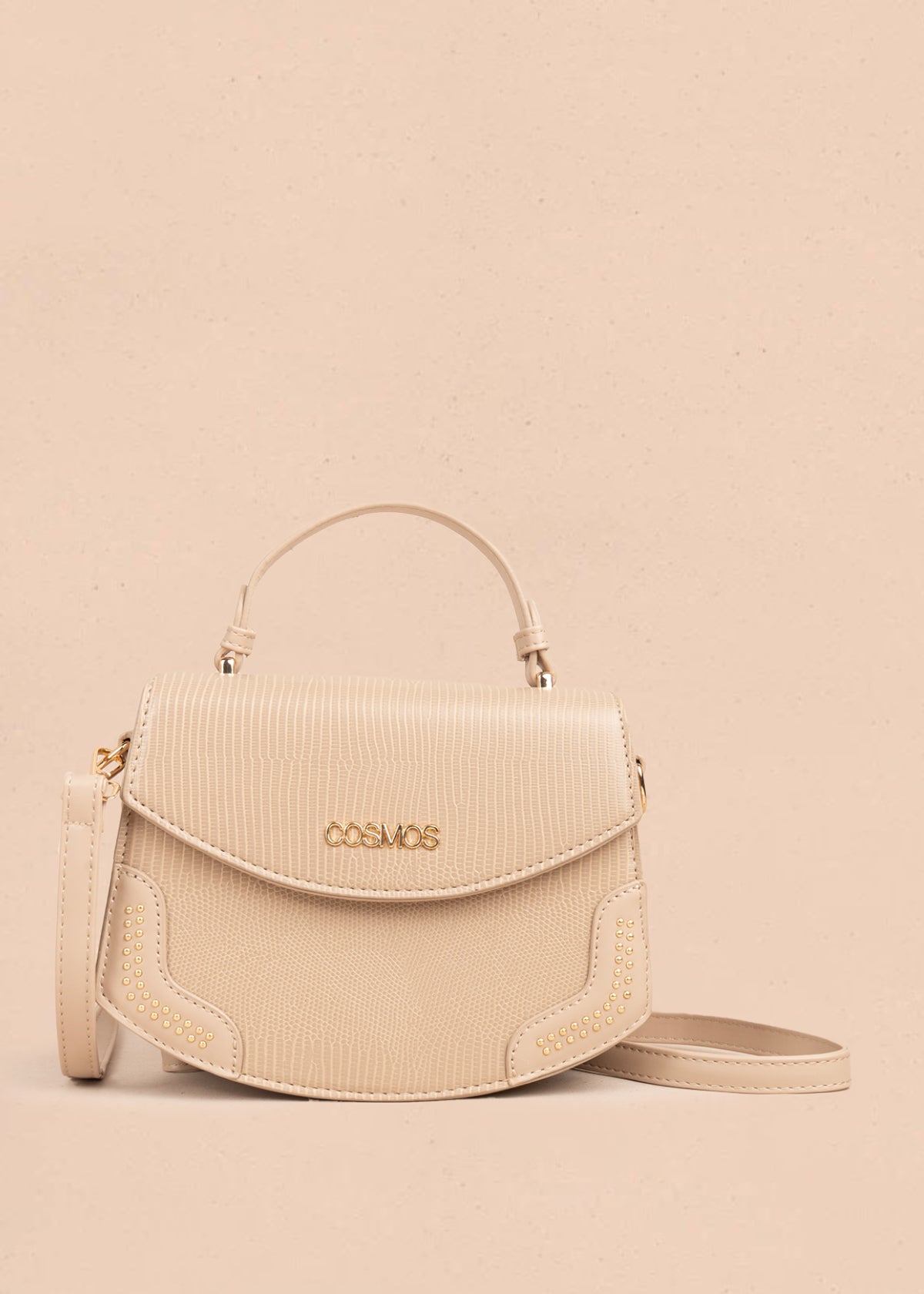 Bolso manos libres color taupe con textura croco y detalles dorados 106983