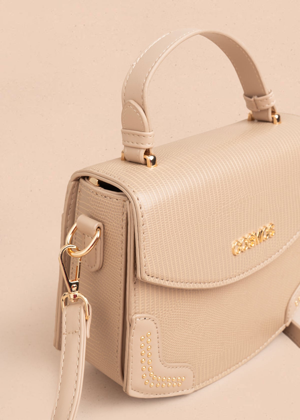Bolso manos libres color taupe con textura croco y detalles dorados 106983