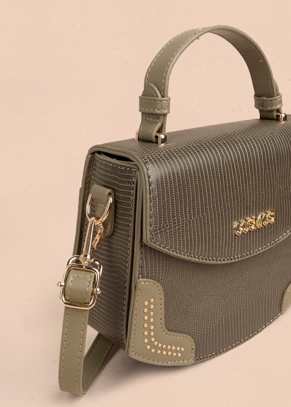 Bolso manos libres color verde con textura croco y detalles dorados 106983