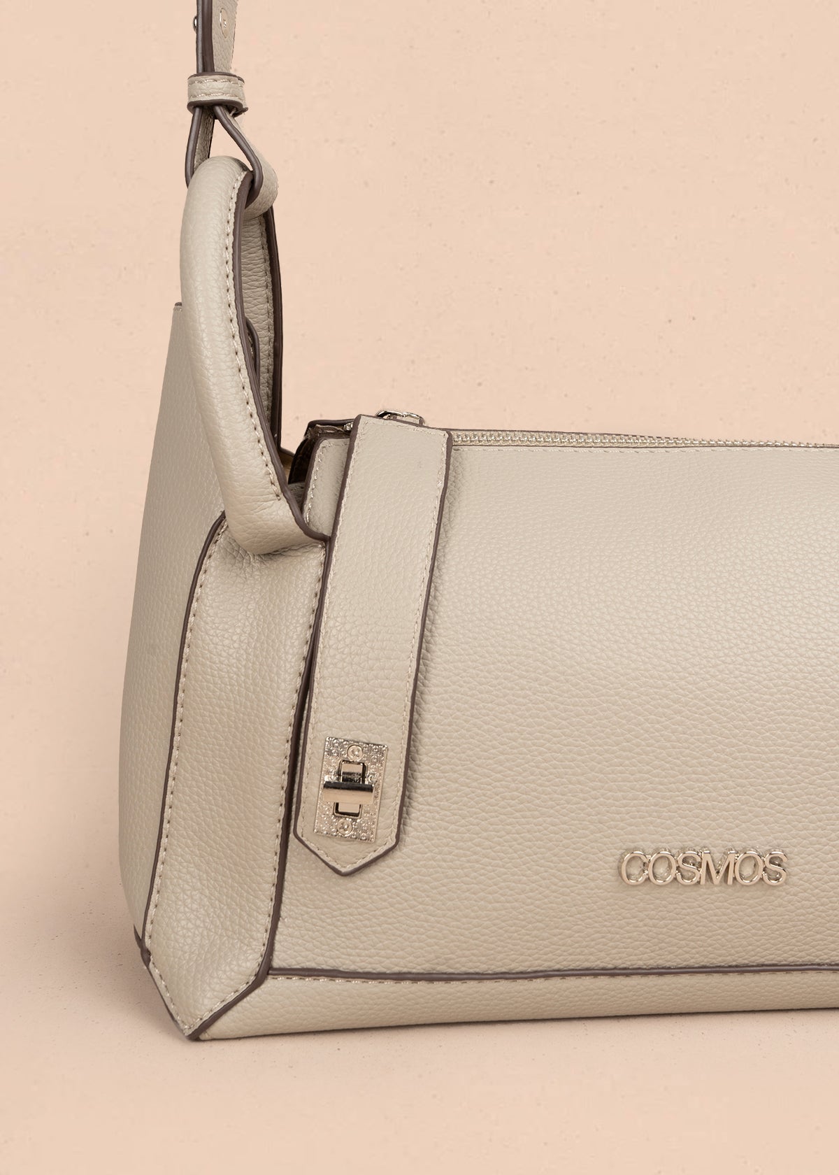 Bolso tipo cartera color arena con broche frontal 106985