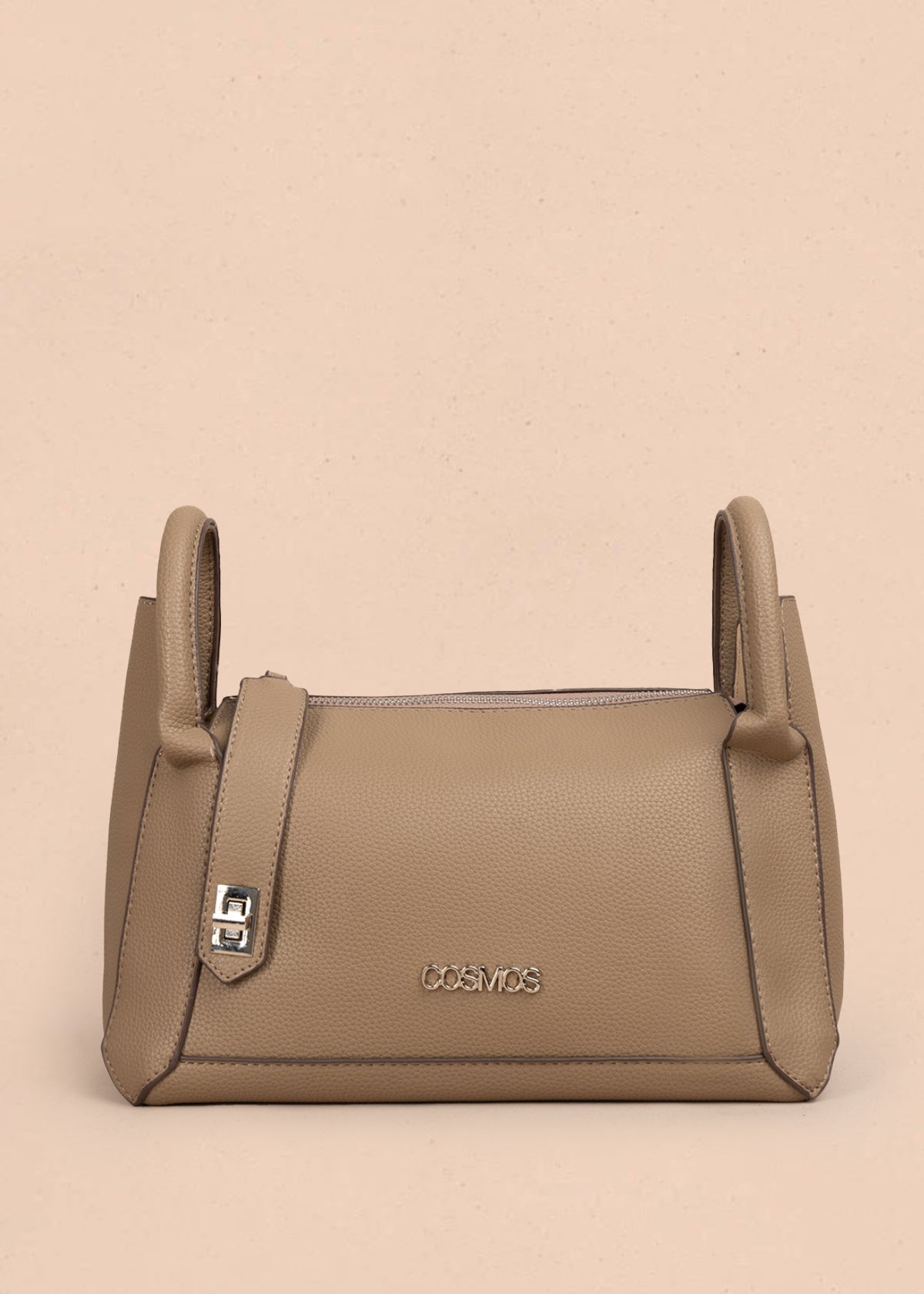 Bolso tipo cartera color moca con broche frontal 106985