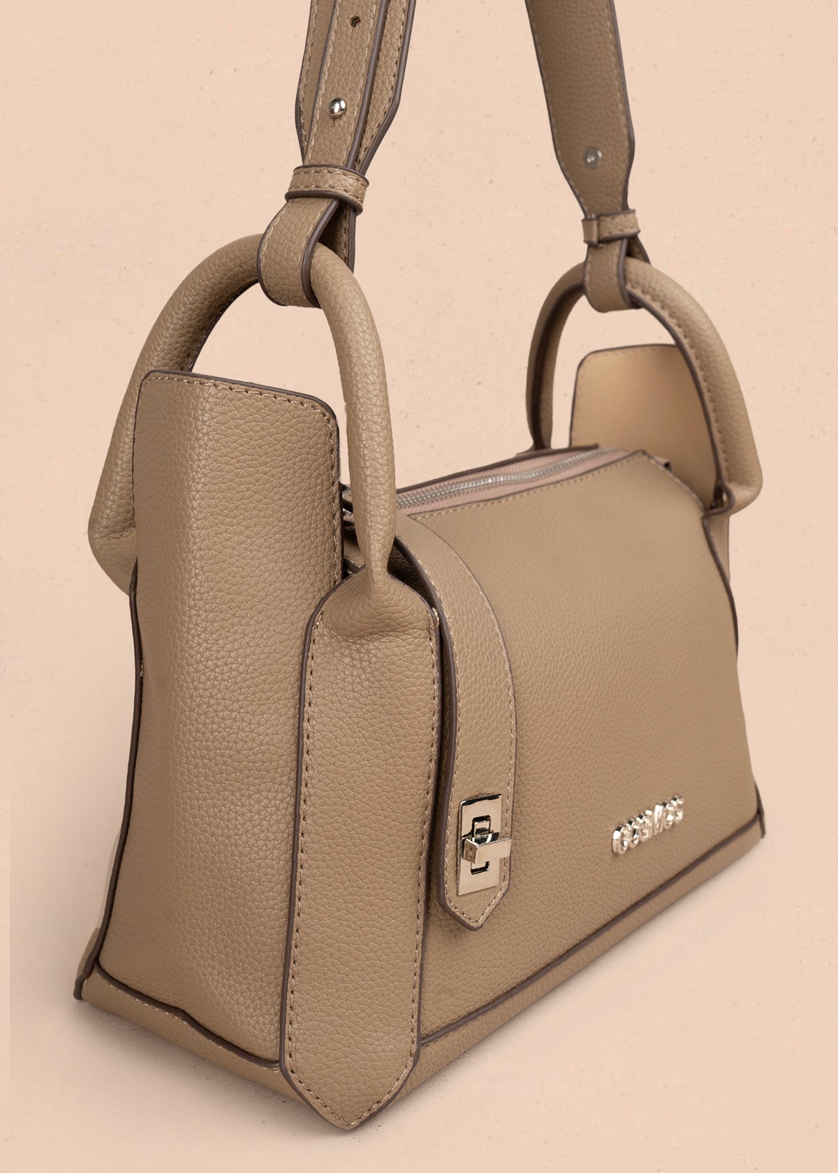 Bolso tipo cartera color moca con broche frontal 106985