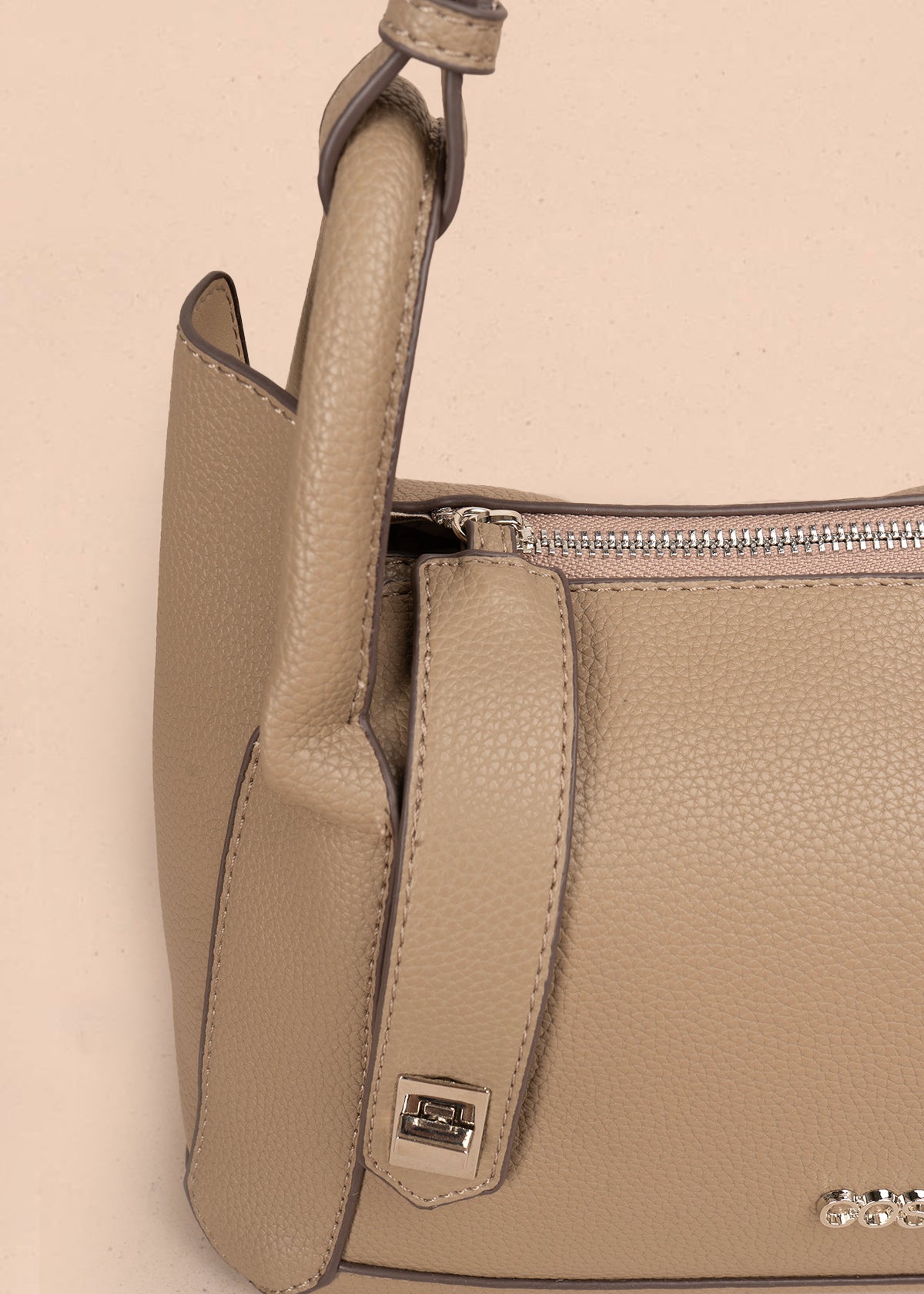 Bolso tipo cartera color moca con broche frontal 106985