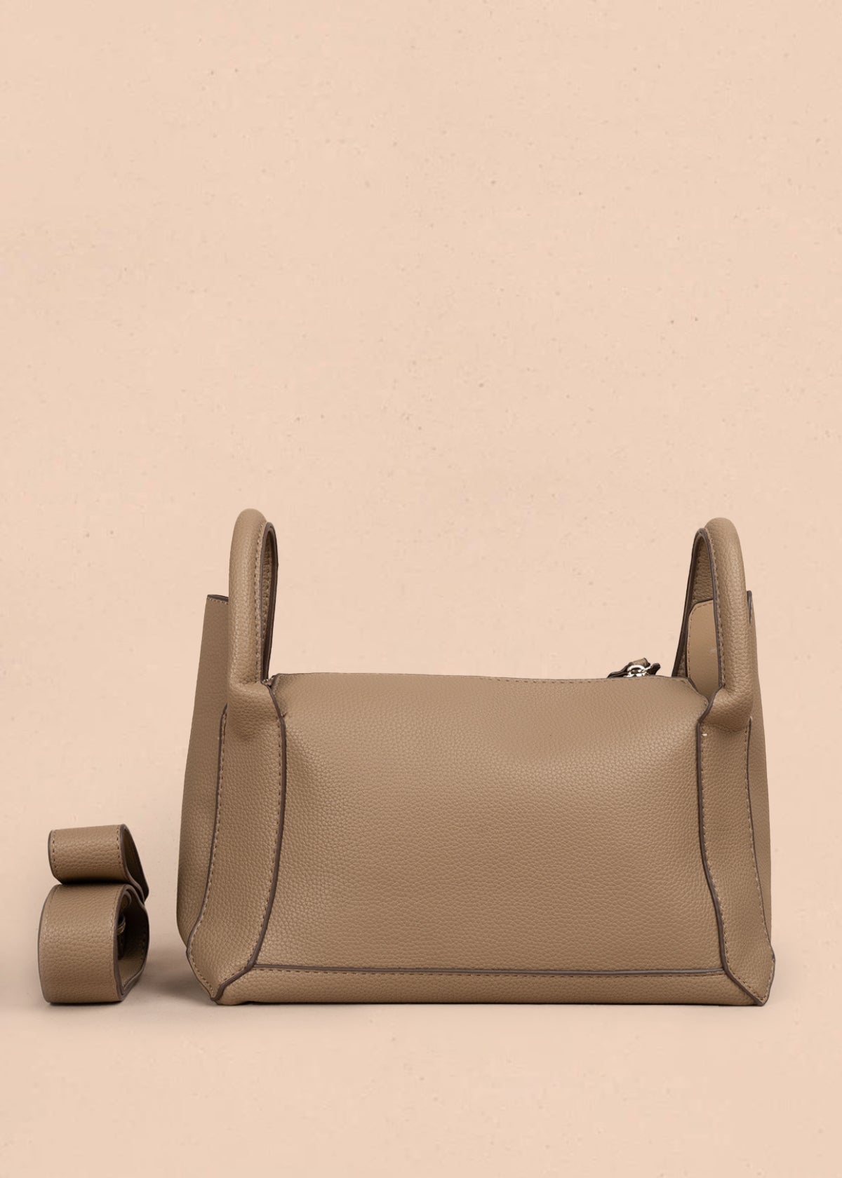 Bolso tipo cartera color moca con broche frontal 106985