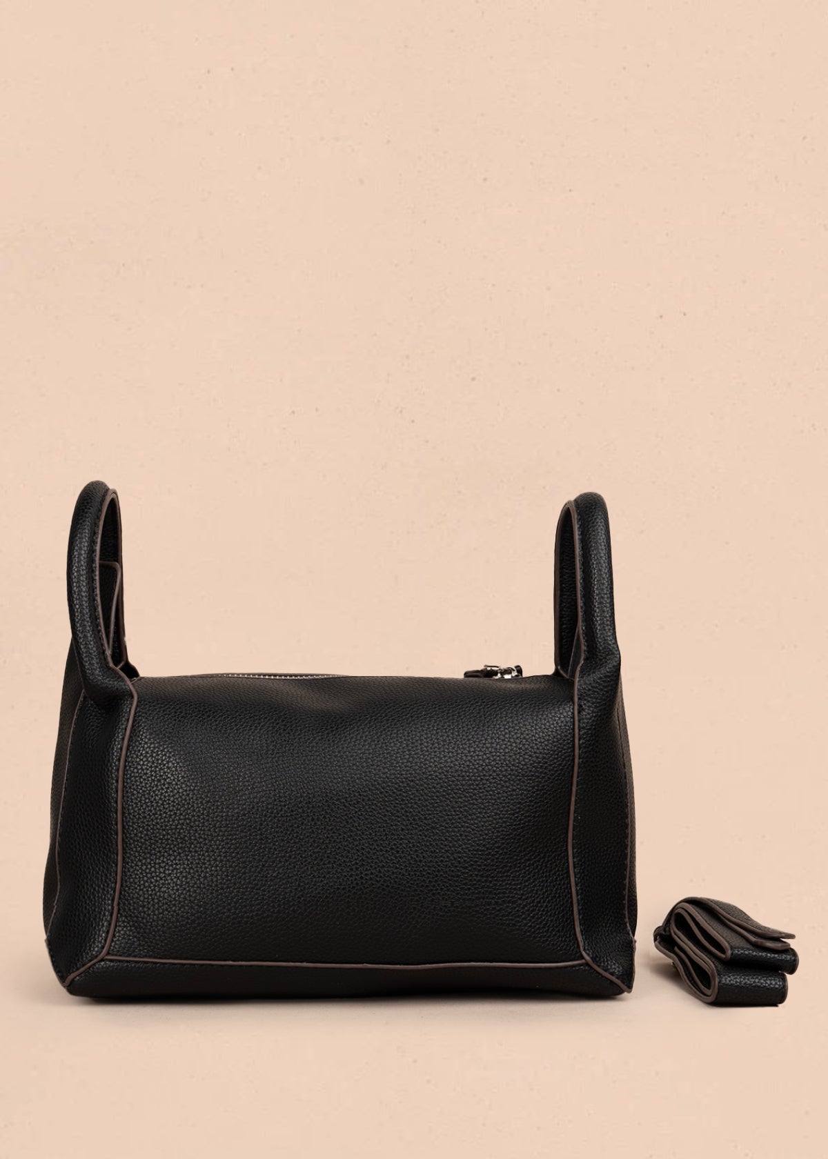 Bolso tipo cartera color negro con broche frontal 106985
