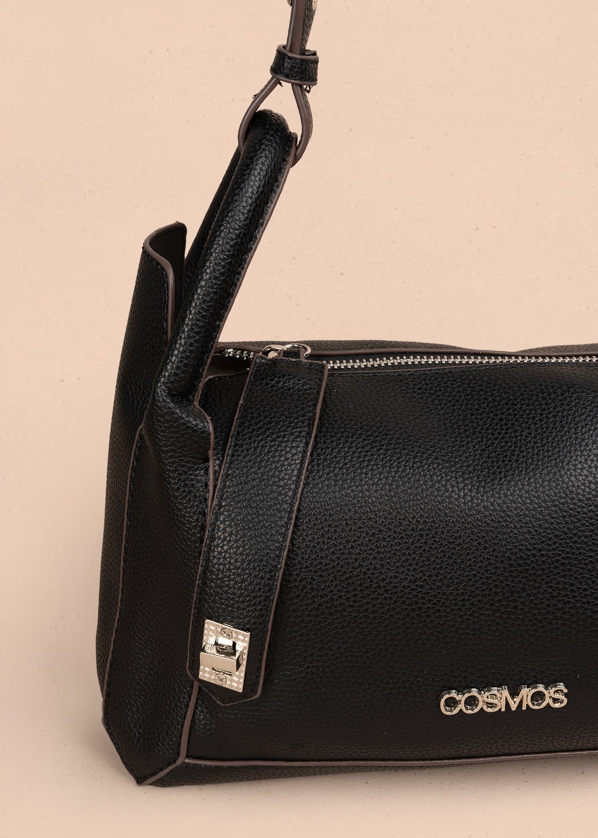 Bolso tipo cartera color negro con broche frontal 106985