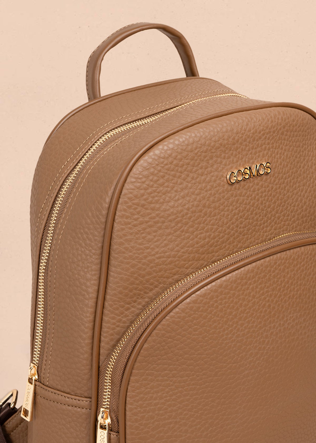 Morral casual color marrón con cierre frontal 106986