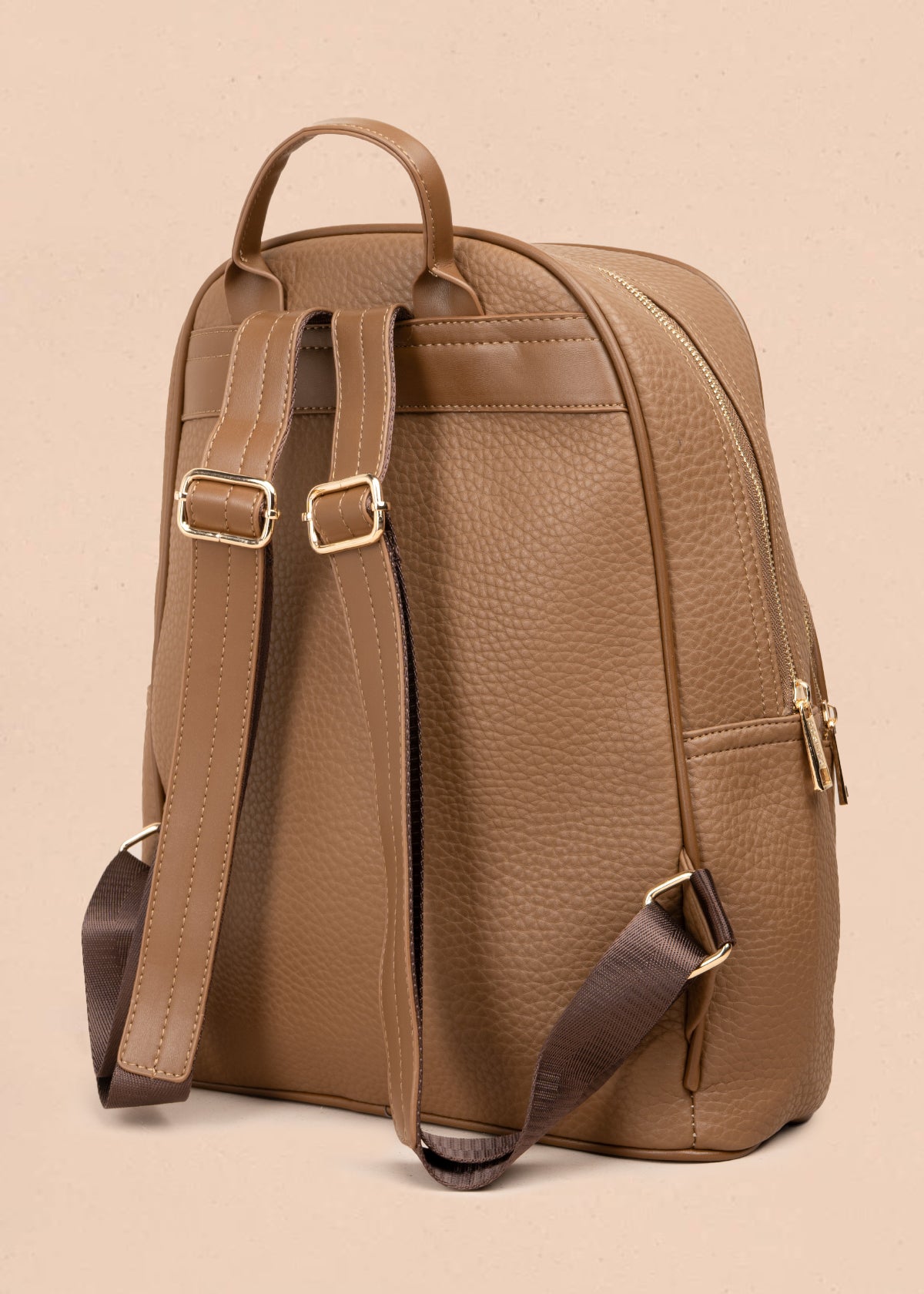 Morral casual color marrón con cierre frontal 106986