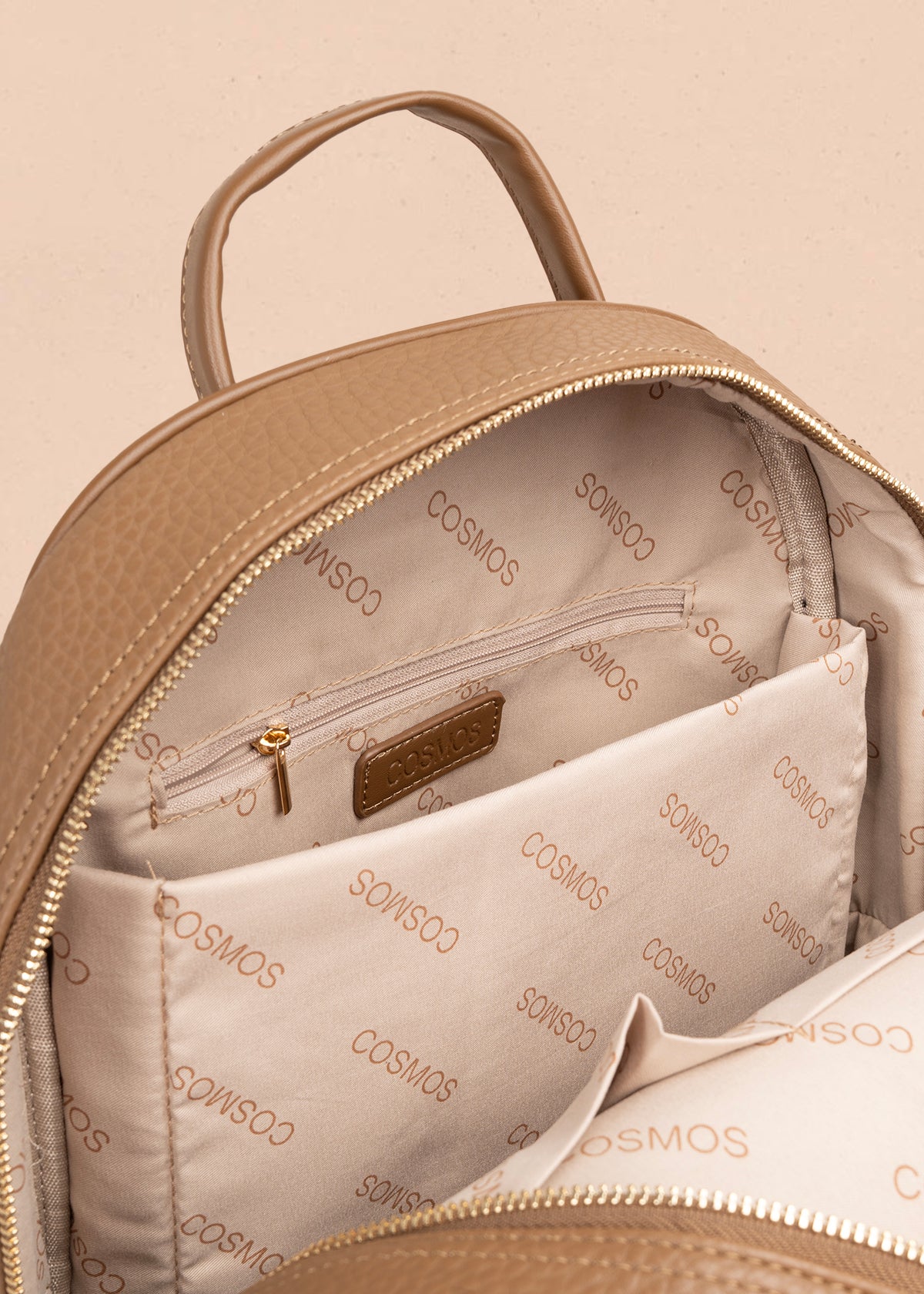 Morral casual color marrón con cierre frontal 106986