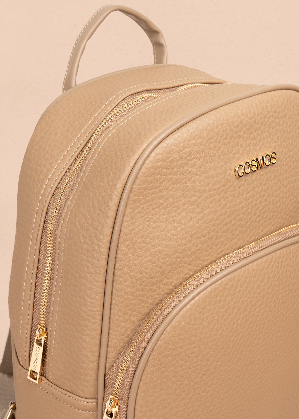 Morral casual color moca con cierre frontal 106986