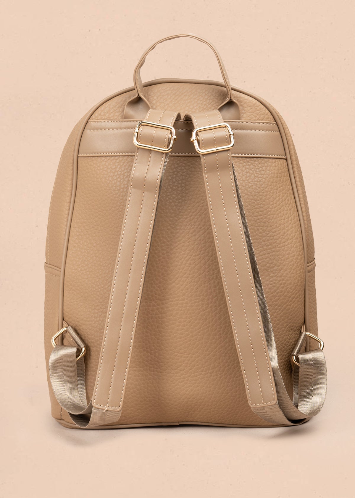 Morral casual color moca con cierre frontal 106986