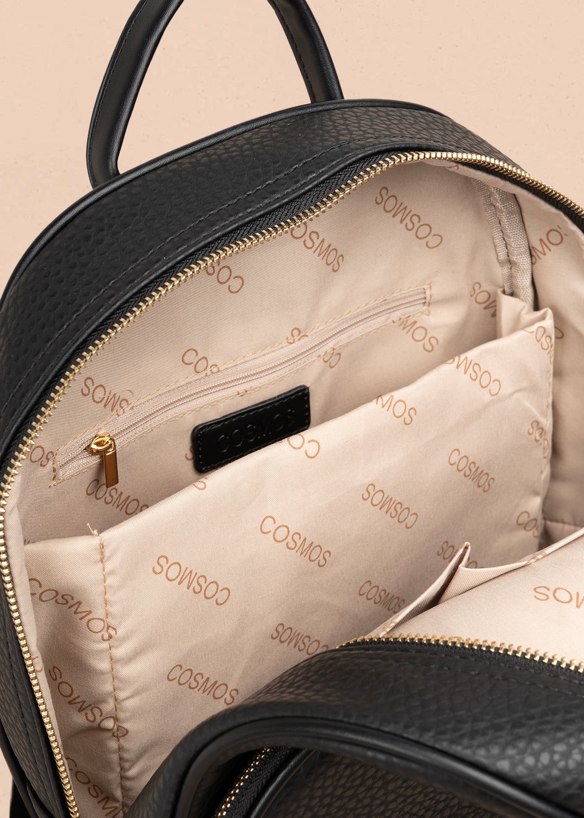 Morral casual color negro con cierre frontal 106986