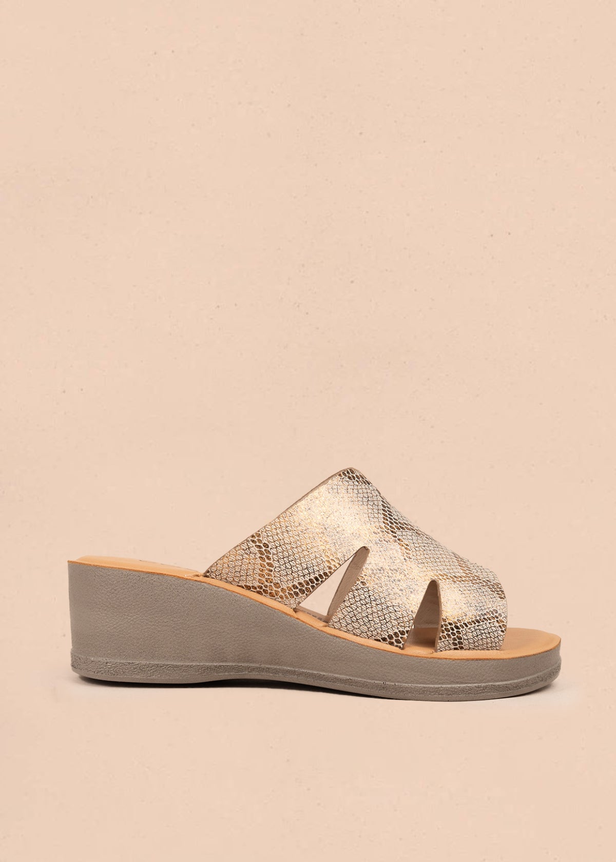 Sandalias en cuero color ocre con plataforma y textura tipo pitón 106987