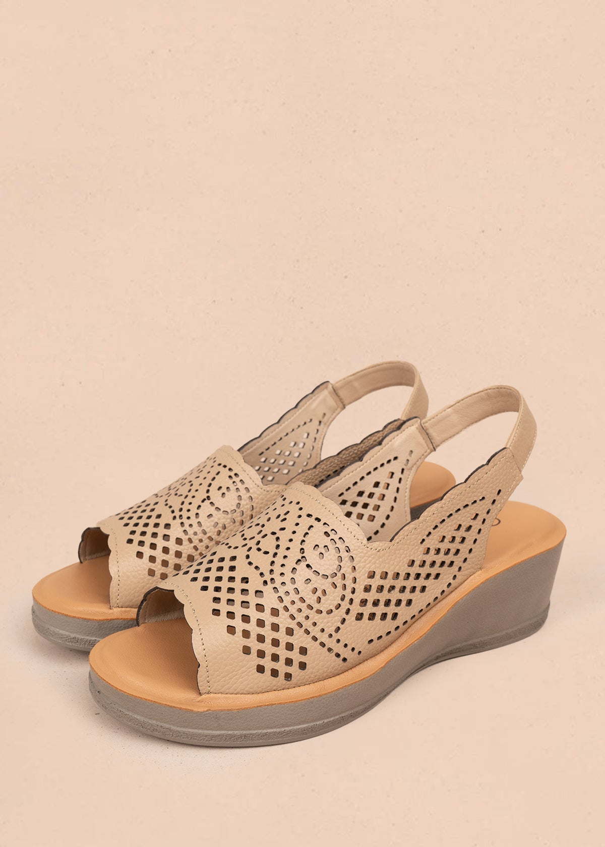 Sandalias en cuero color palo de rosa con plataforma y perforaciones 106988
