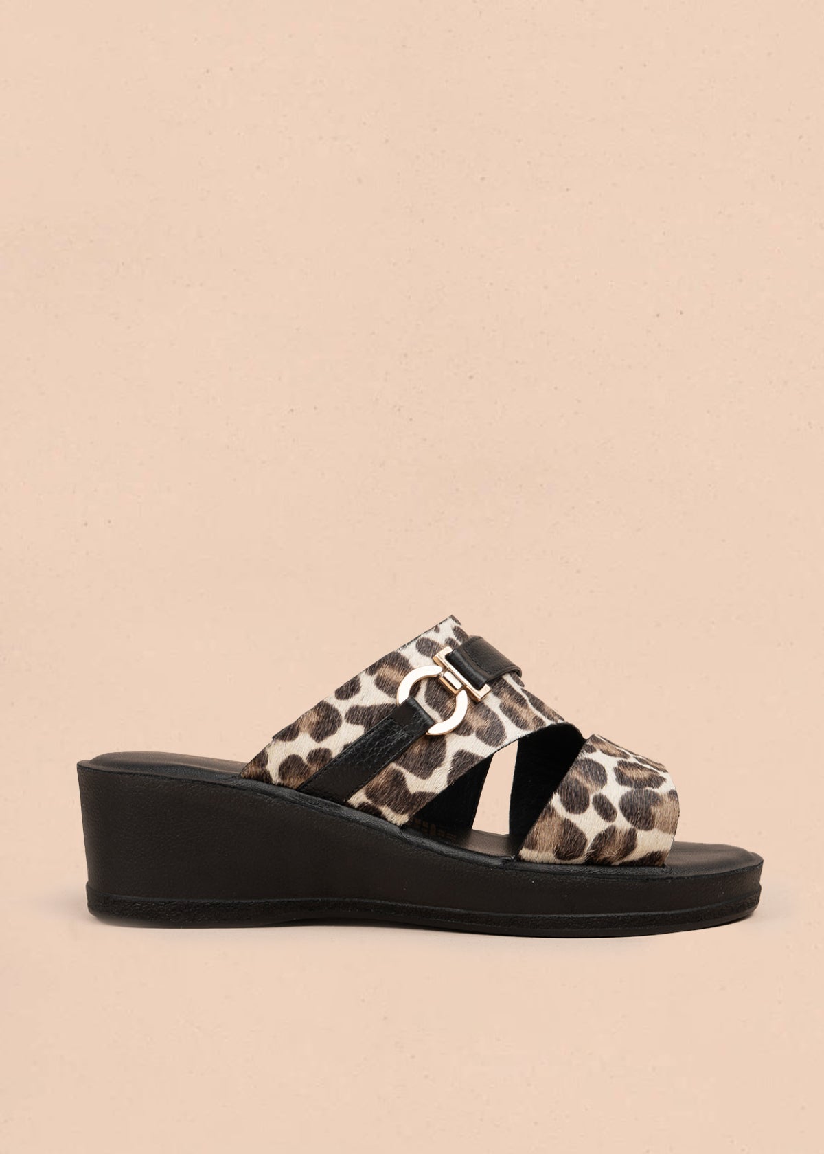 Sandalia en cuero color negro con tiras cruzadas y pelo animal print 106989