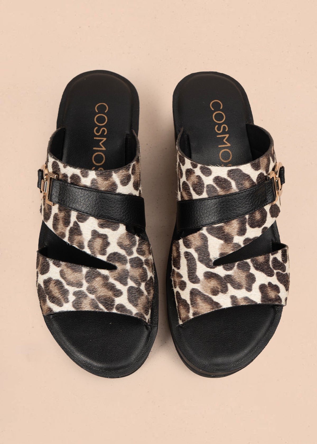 Sandalia en cuero color negro con tiras cruzadas y pelo animal print 106989