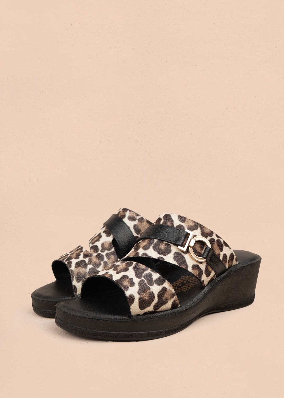 Sandalia en cuero color negro con tiras cruzadas y pelo animal print 106989