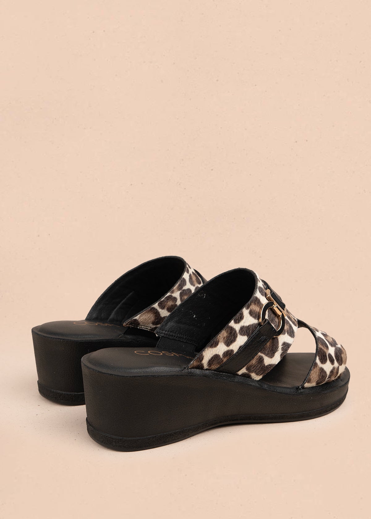 Sandalia en cuero color negro con tiras cruzadas y pelo animal print 106989