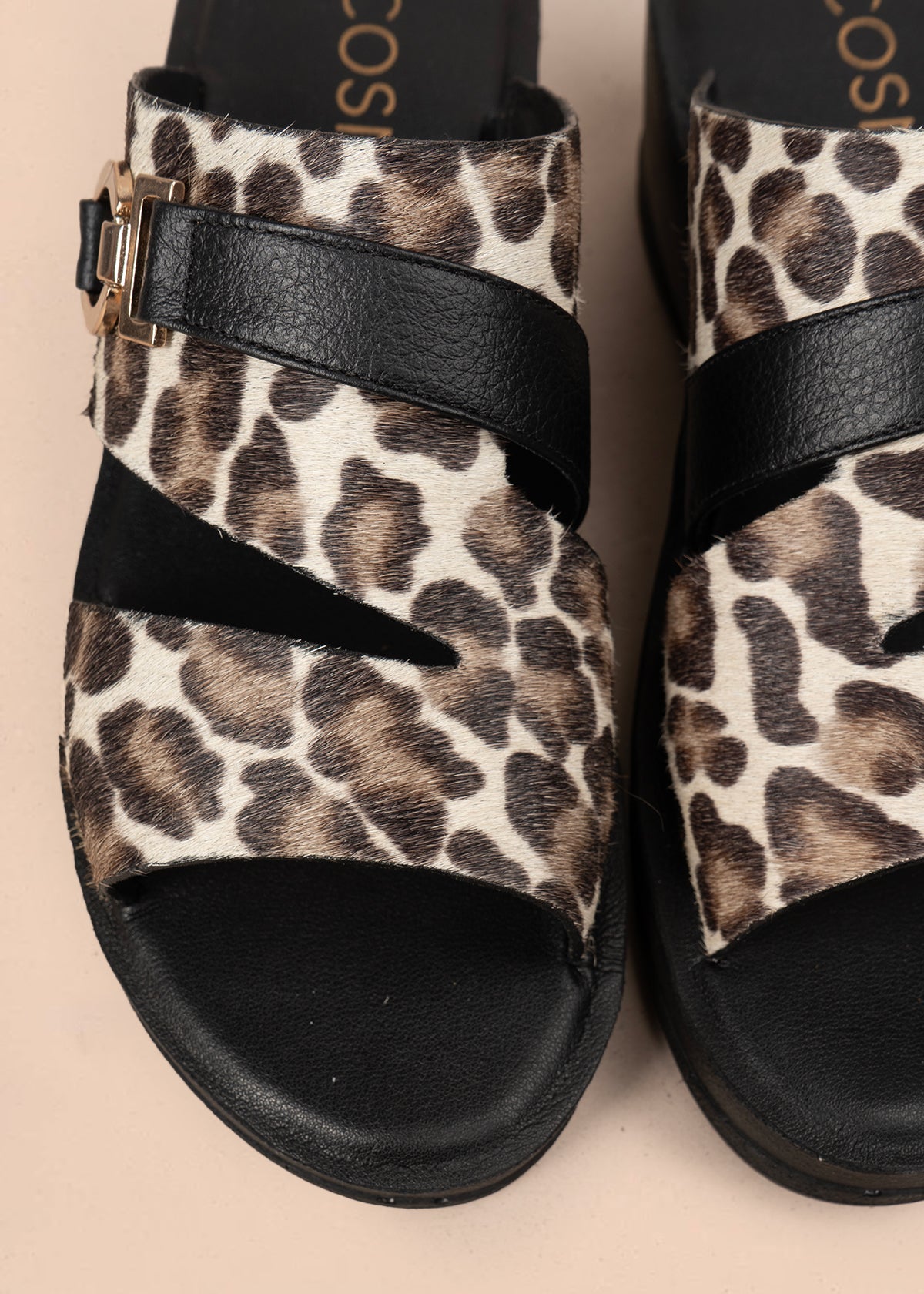 Sandalia en cuero color negro con tiras cruzadas y pelo animal print 106989