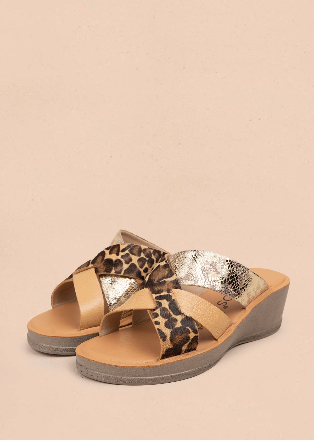 Sandalias en cuero color animal print con plataforma y correas cruzadas 106990