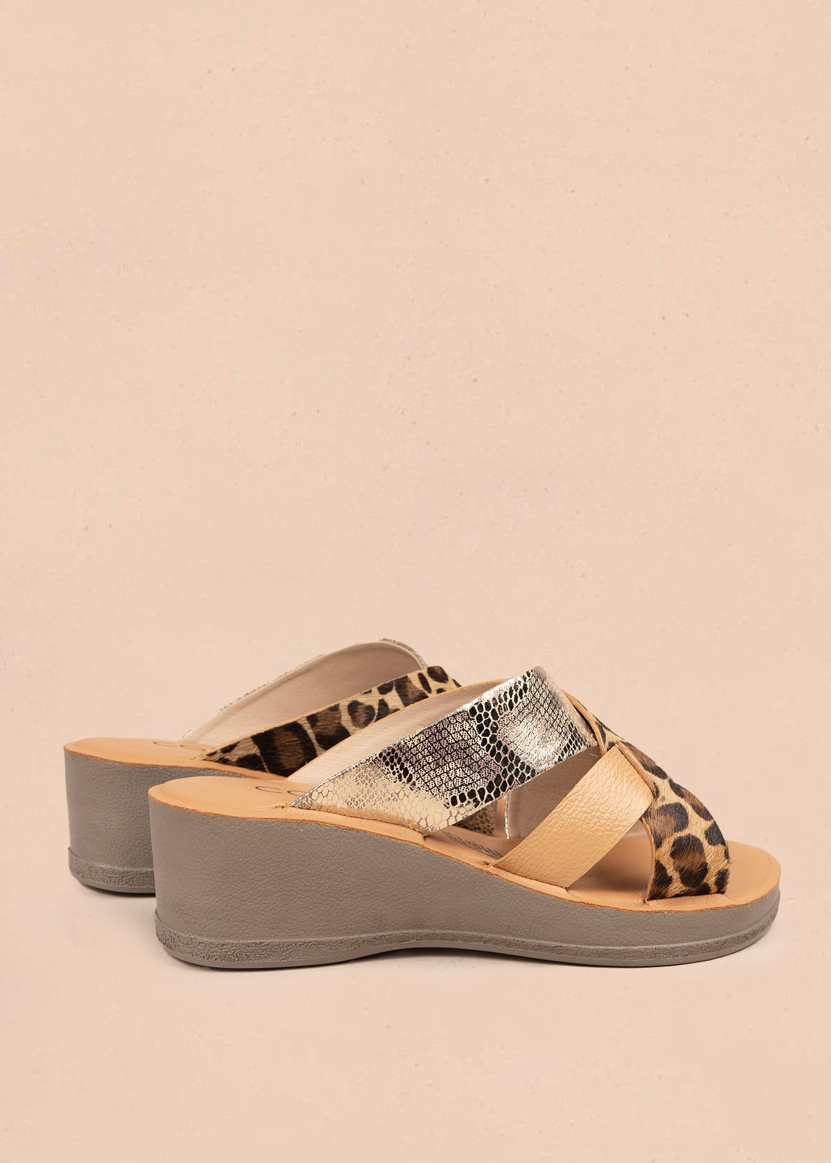 Sandalias en cuero color animal print con plataforma y correas cruzadas 106990