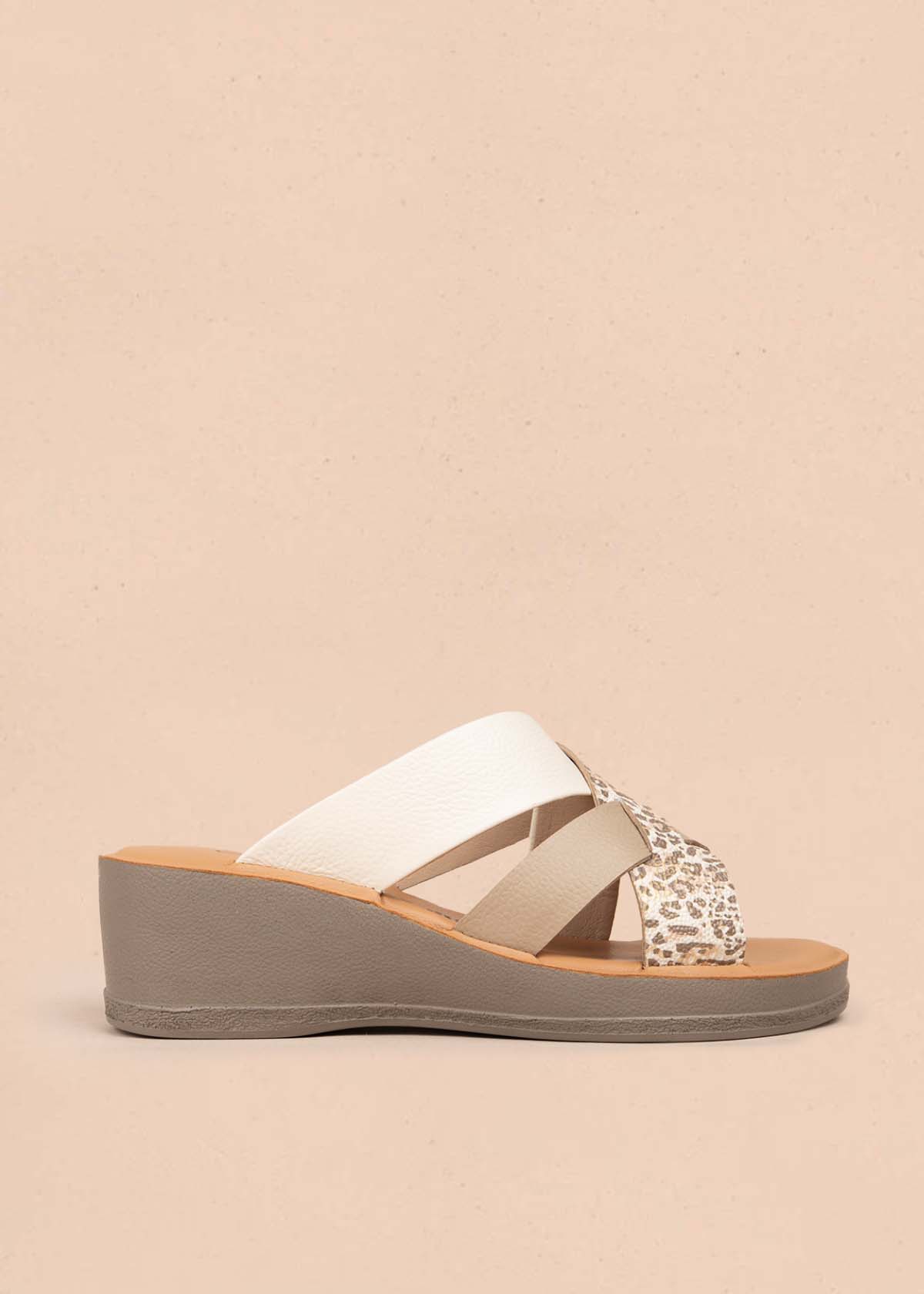 Sandalias en cuero color talco con plataforma y correas cruzadas 106990