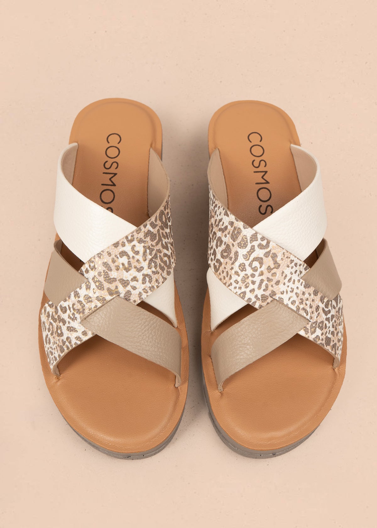 Sandalias en cuero color talco con plataforma y correas cruzadas 106990