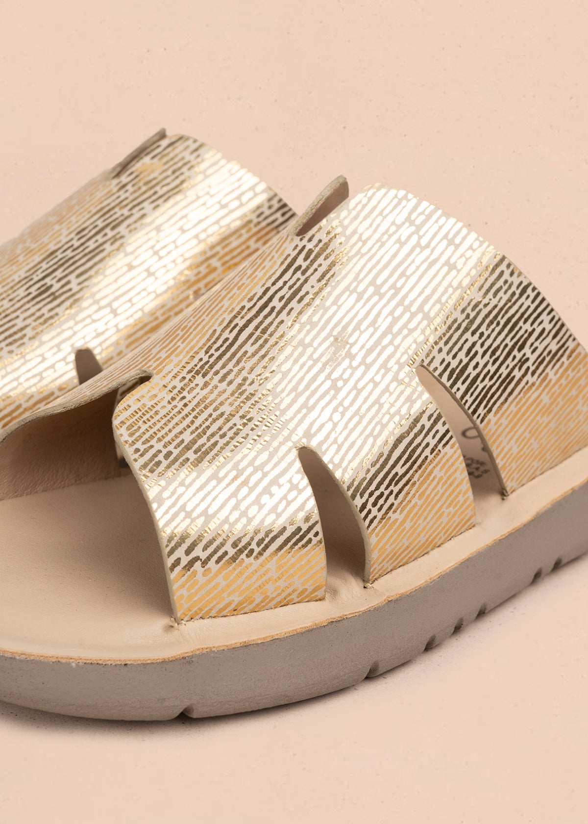 Sandalia en cuero color champaña con tiras anchas texturizadas 106991