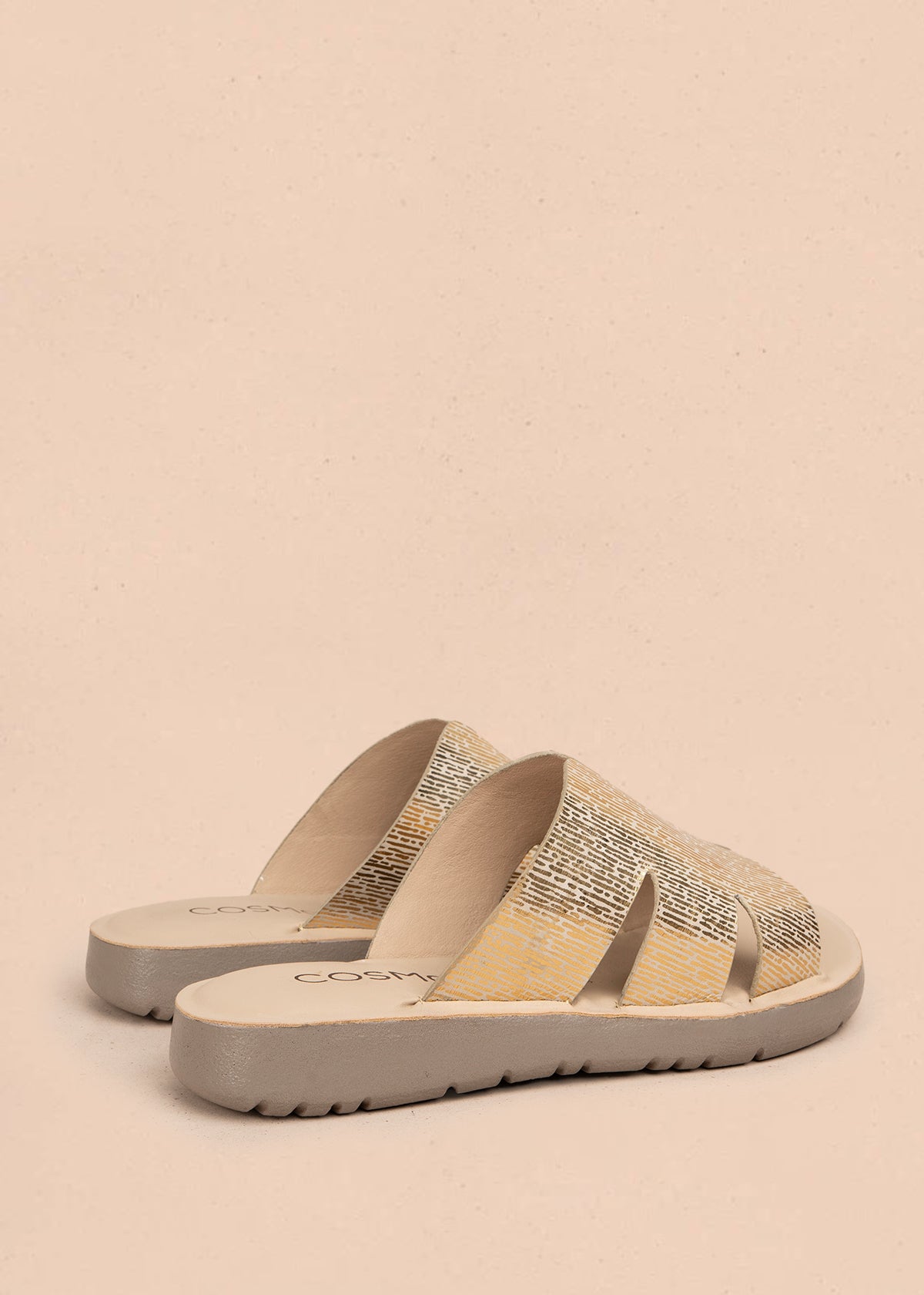 Sandalia en cuero color champaña con tiras anchas texturizadas 106991