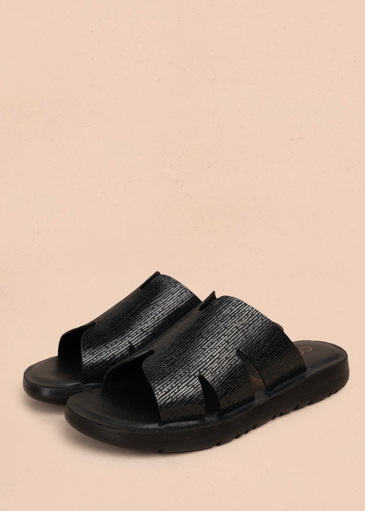 Sandalias en cuero color negro con tiras anchas texturizadas 106991