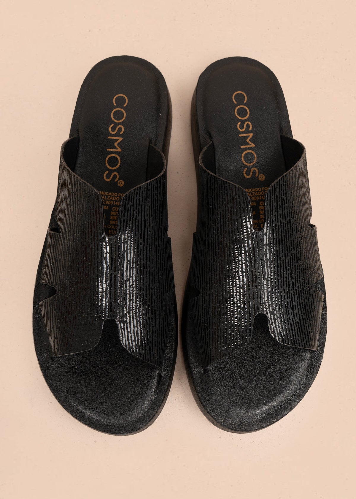 Sandalias en cuero color negro con tiras anchas texturizadas 106991