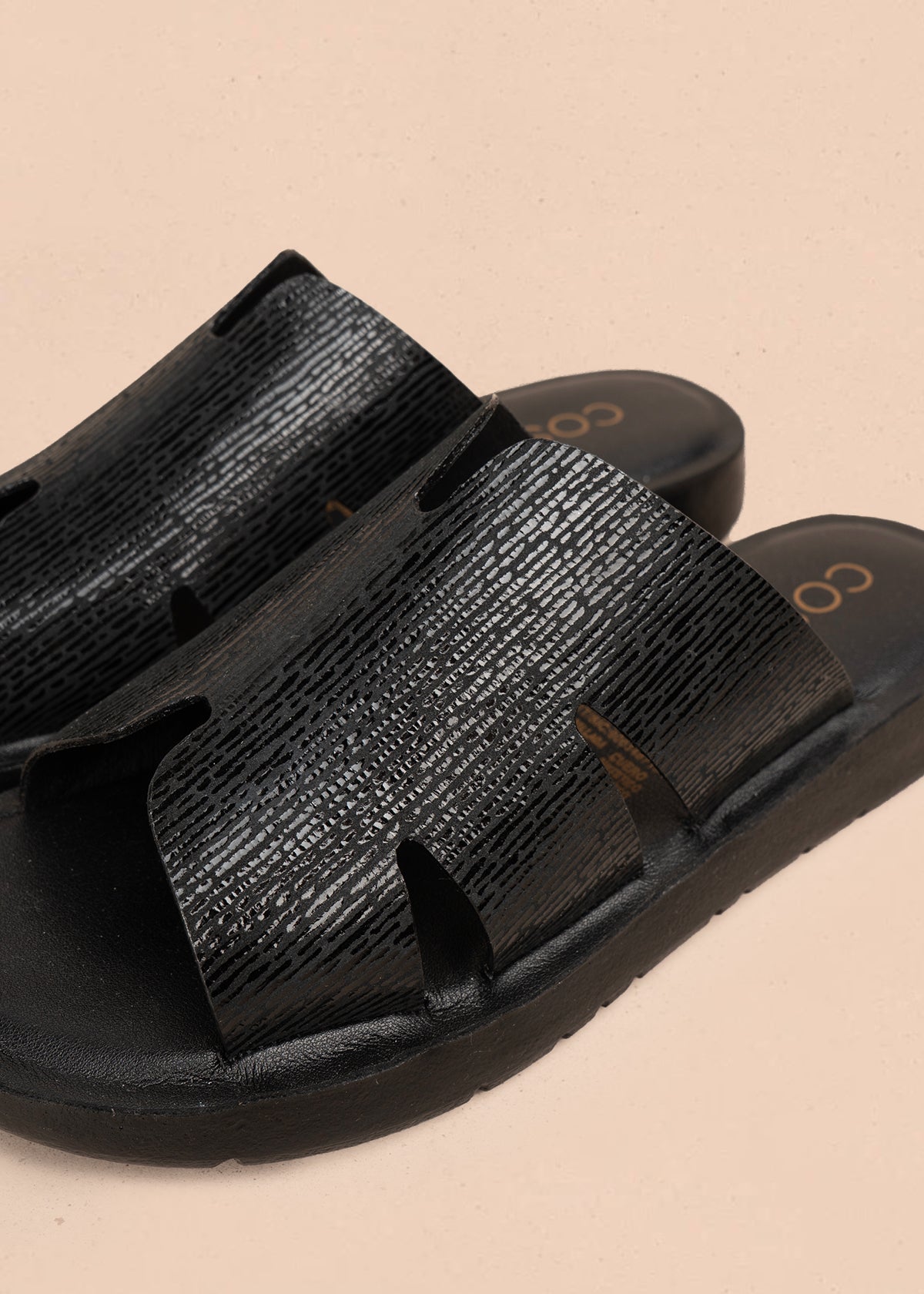 Sandalias en cuero color negro con tiras anchas texturizadas 106991