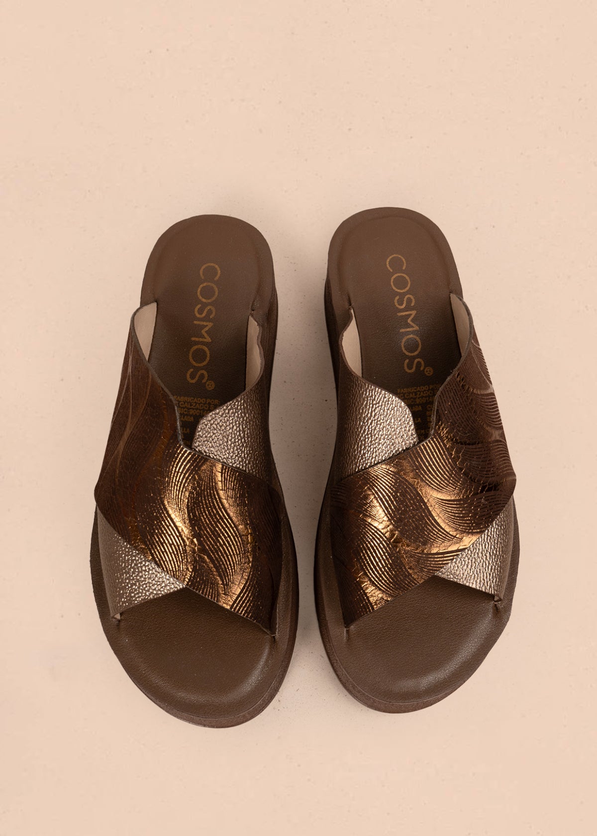 Sandalia en cuero color bronce con diseño cruzado en relieve 106992