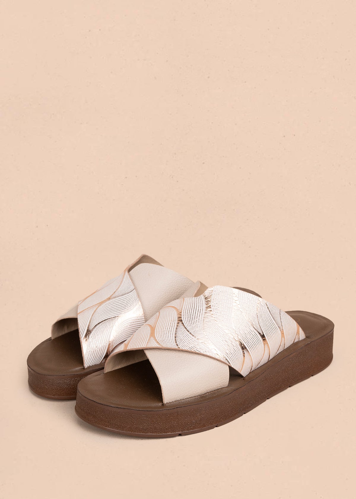 Sandalia en cuero color palo de rosa con diseño cruzado en relieve 106992