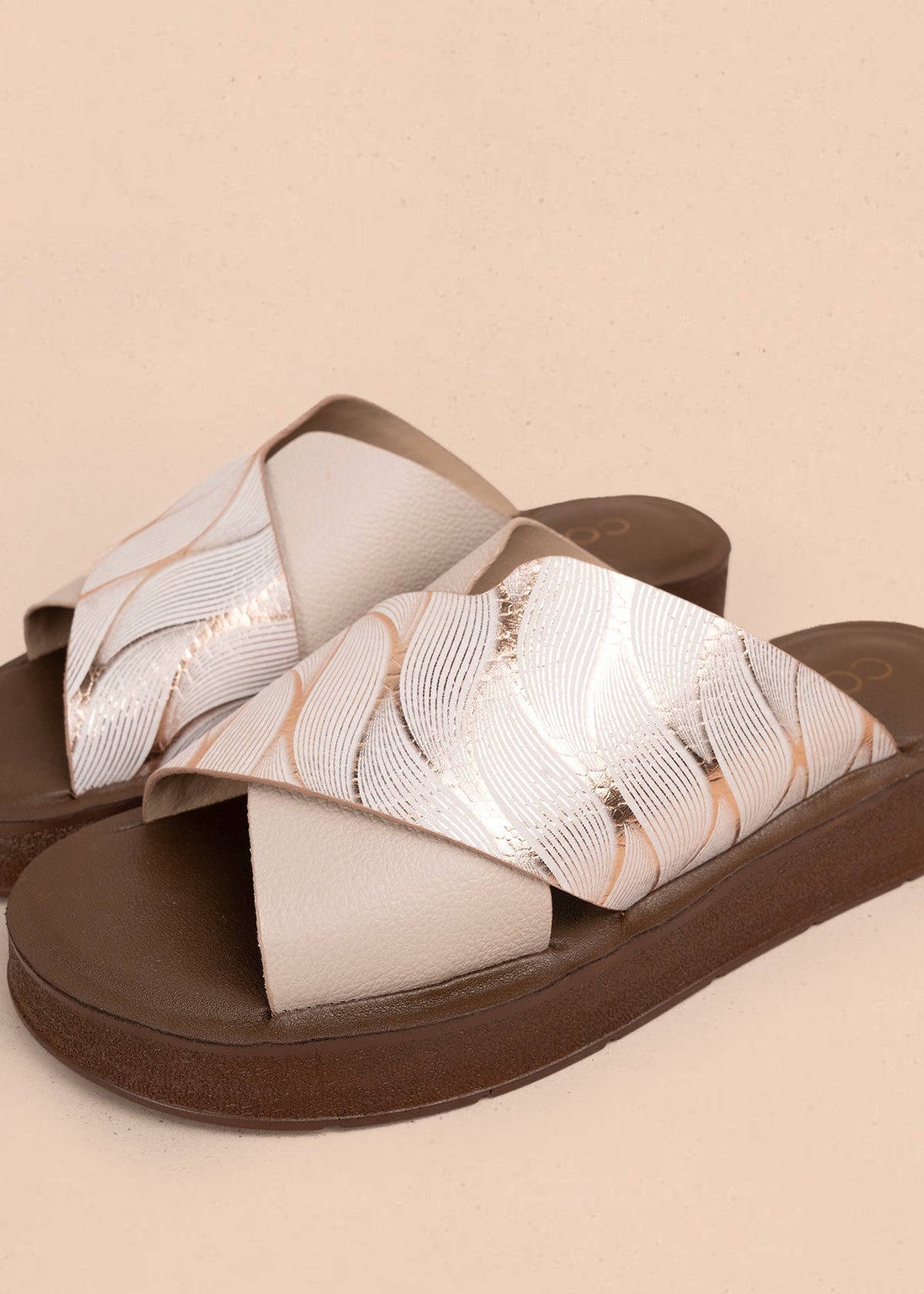 Sandalia en cuero color palo de rosa con diseño cruzado en relieve 106992